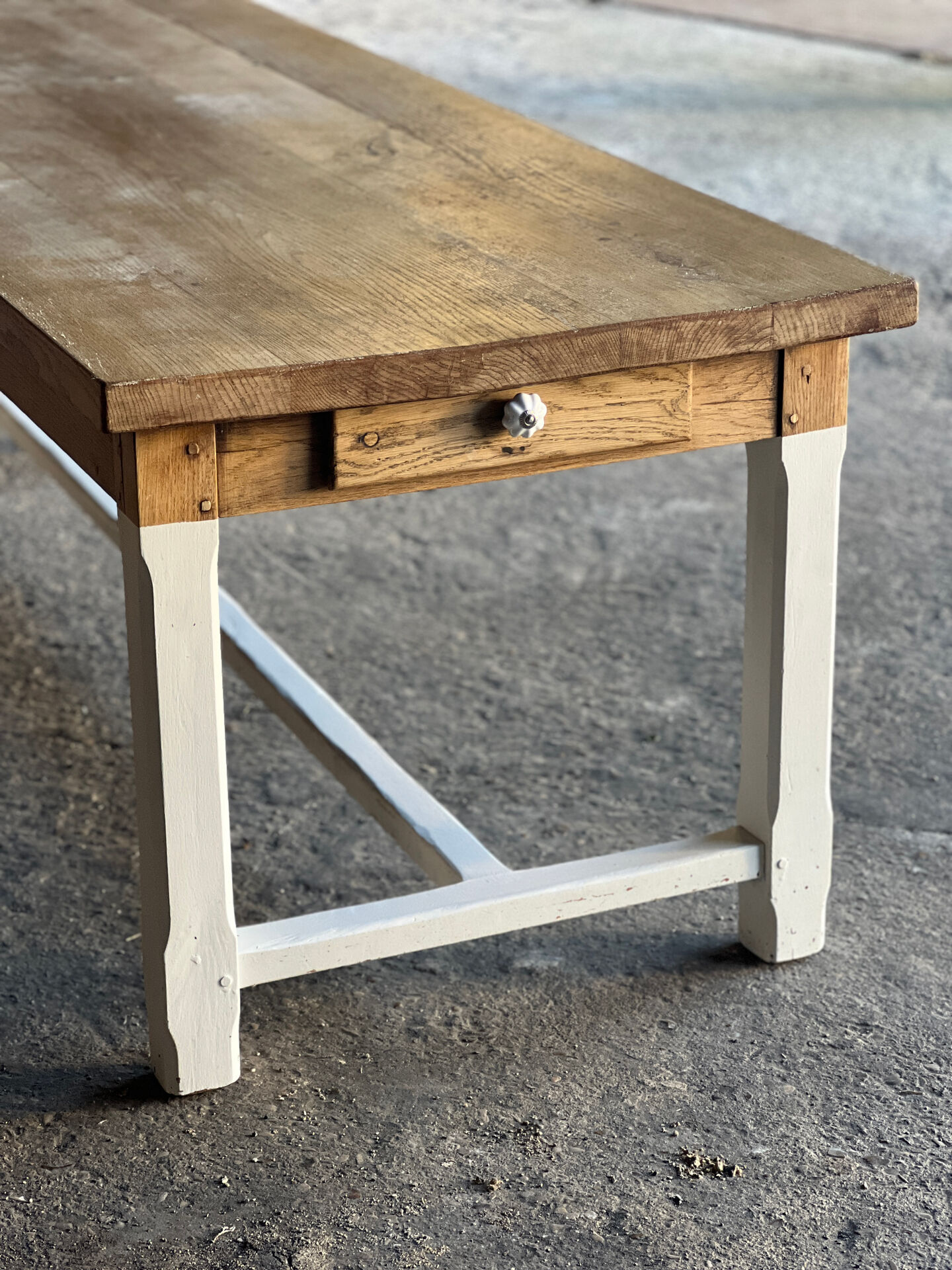 Farm table in solid oak - white patinated legs and its bench.