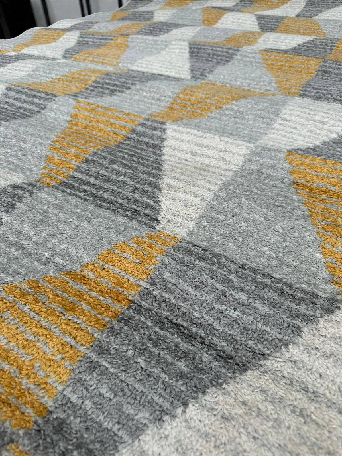 Elegant tricolor rug with geometric pattern