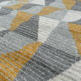 Elegant tricolor rug with geometric pattern