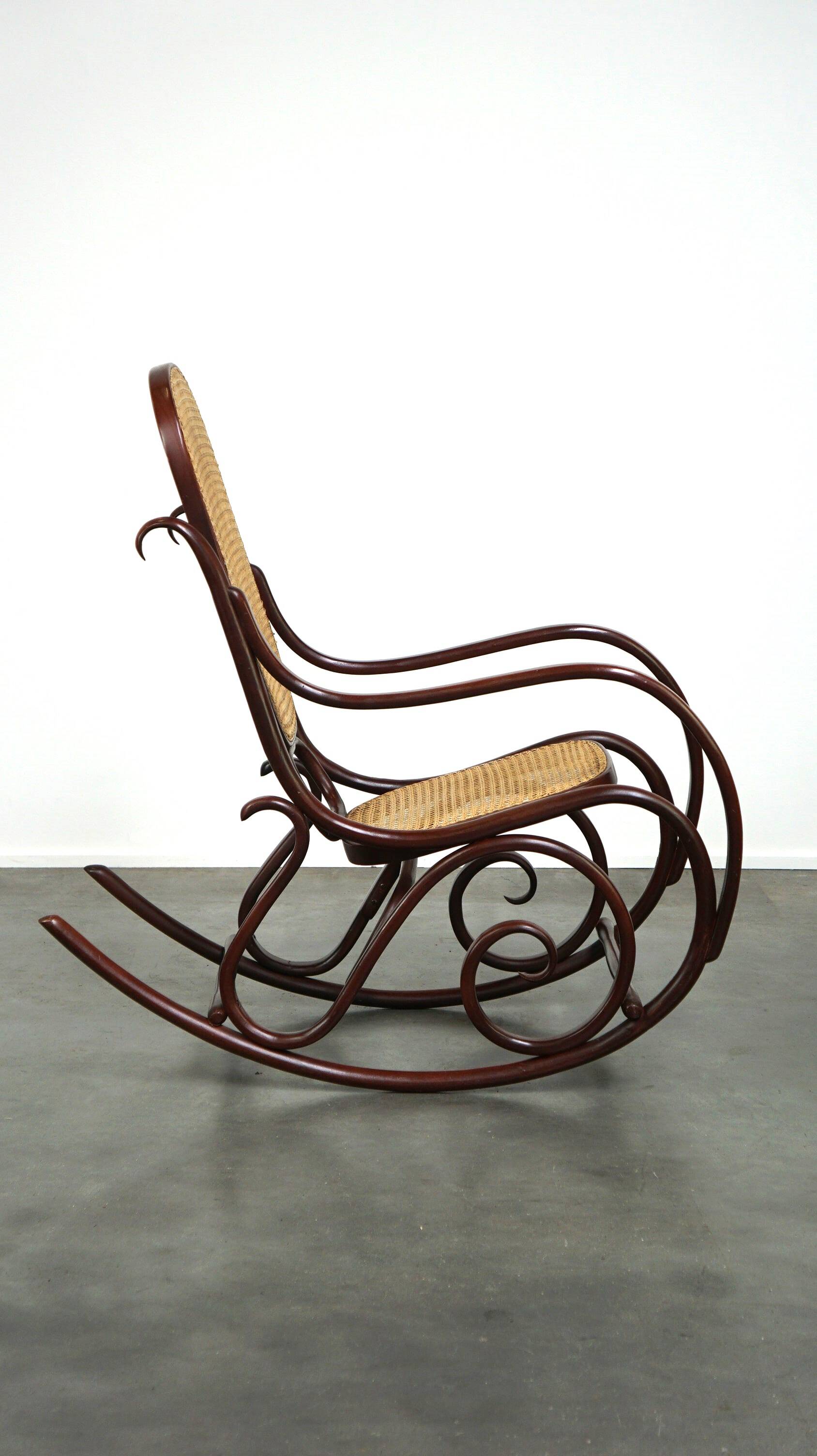 Superbe fauteuil à bascule vintage en bois courbé