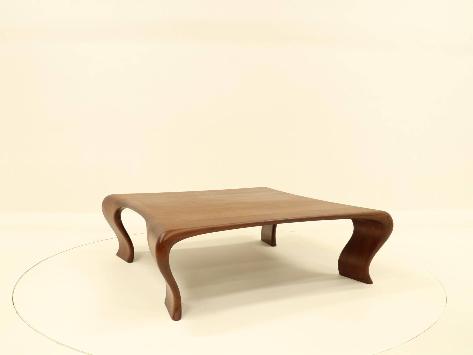 Table basse en Iroko massif par Marc Van Rampelberg