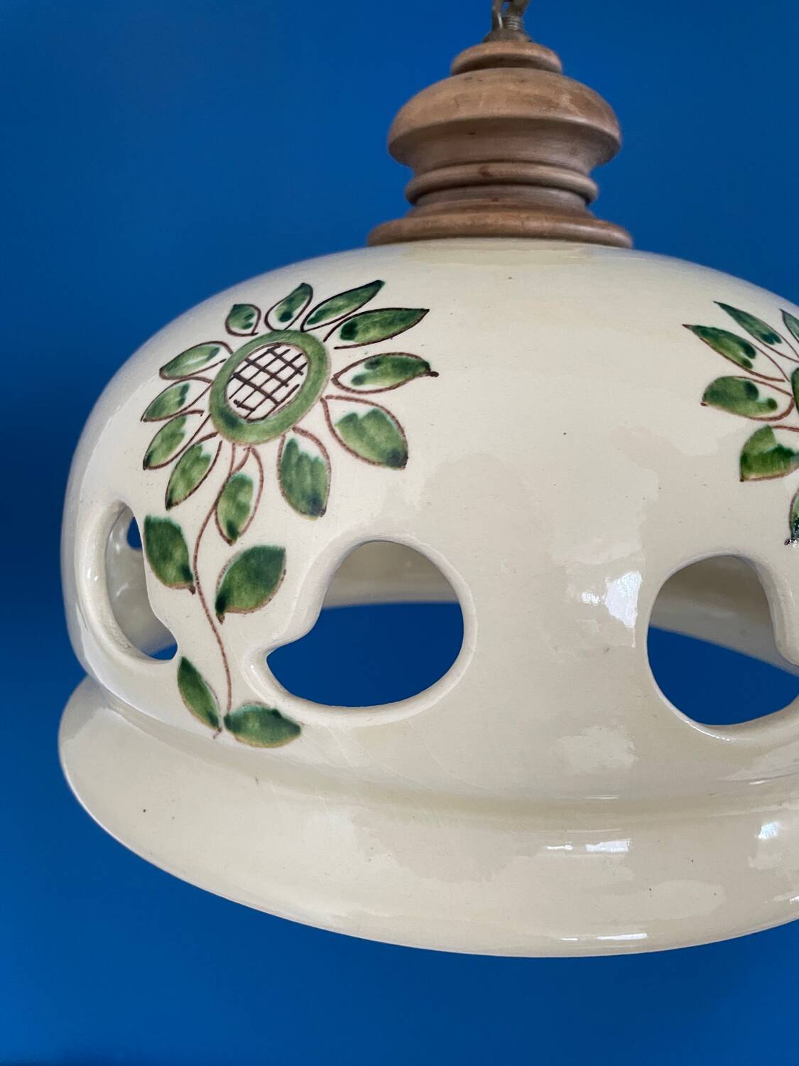 Green flower ceramic suspension