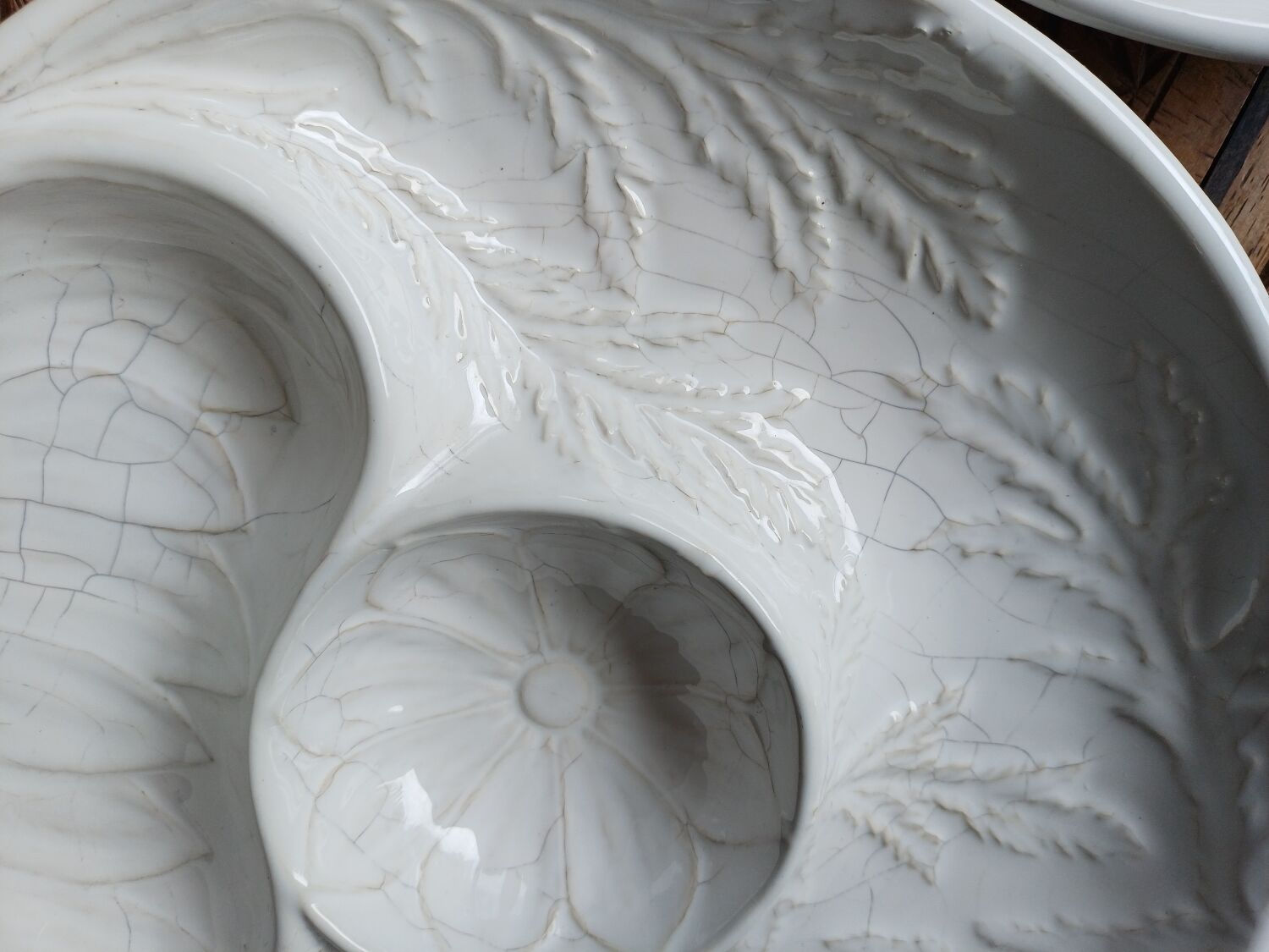 4 barbotine plates with artichoke pattern from Bordallo.