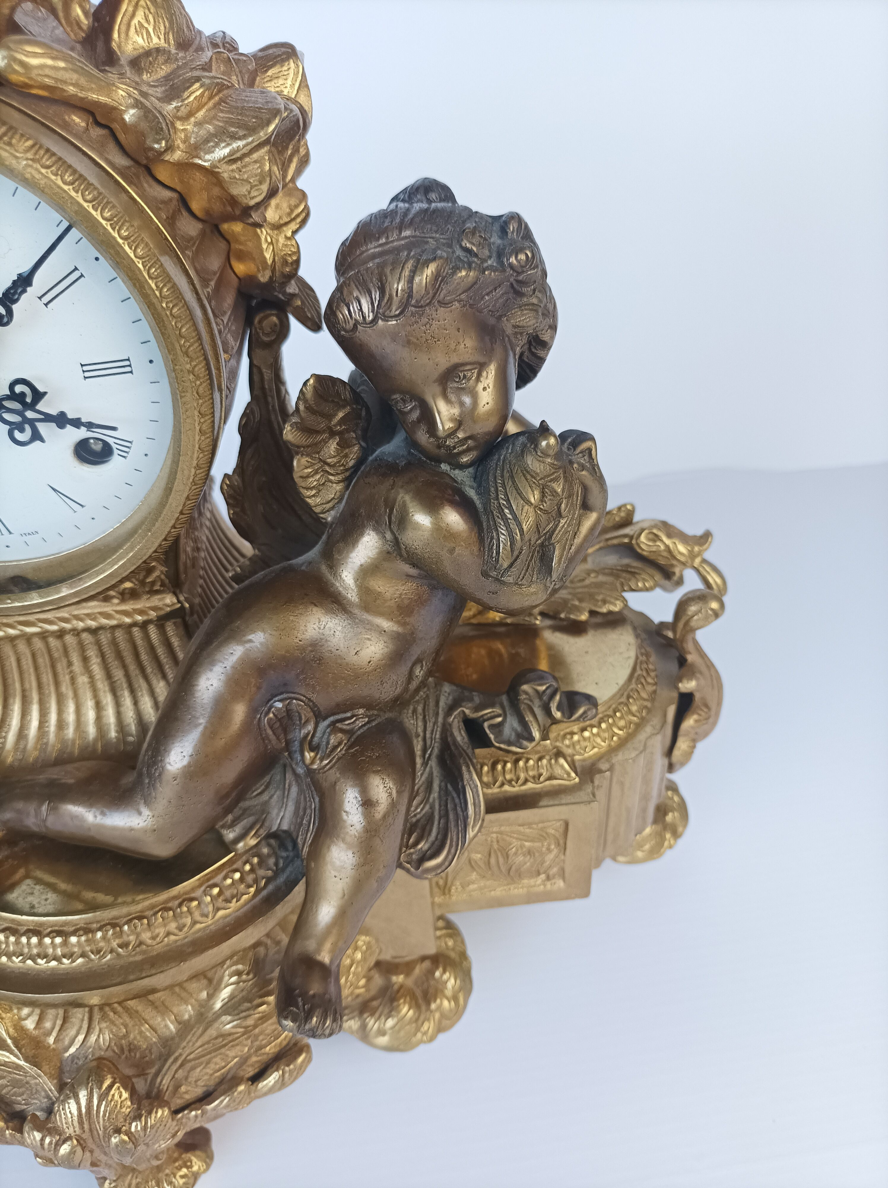 Horloge pendule Impérial en bronze doré décor angelots style Louis XVI