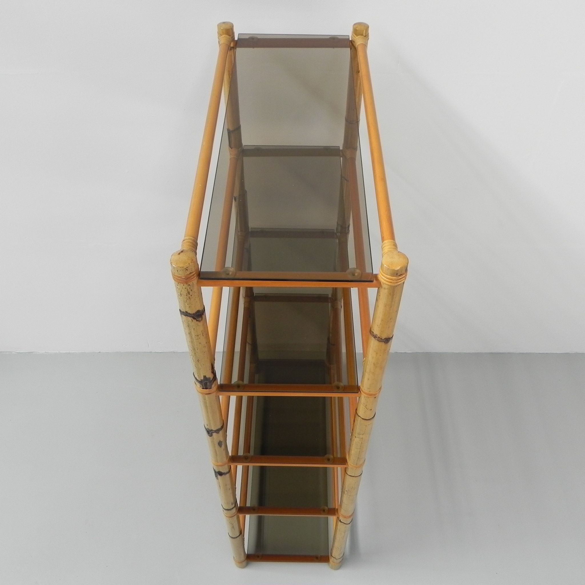 Vitrine en bambou avec 5 étagères en verre fumé