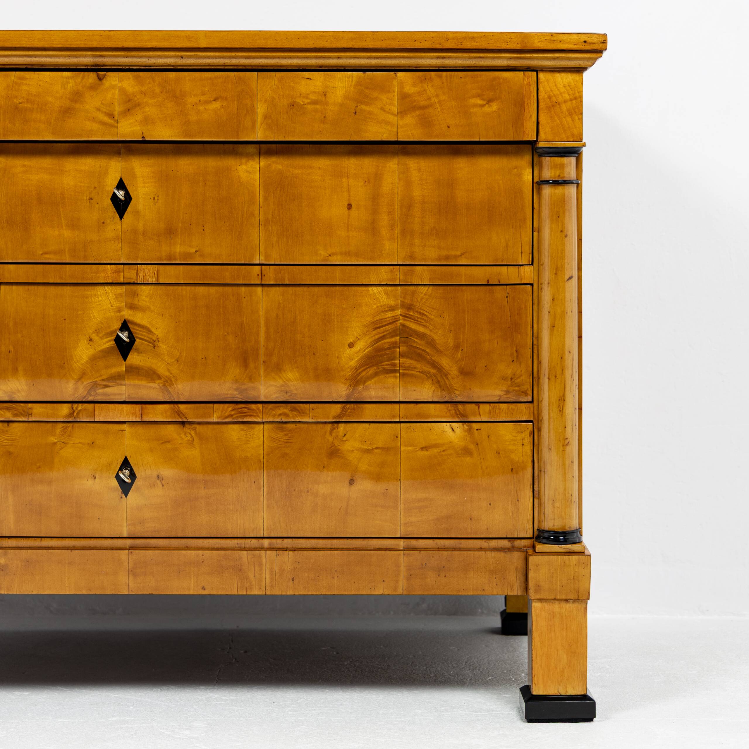 Biedermeier commode in birch veneer 1820-1830