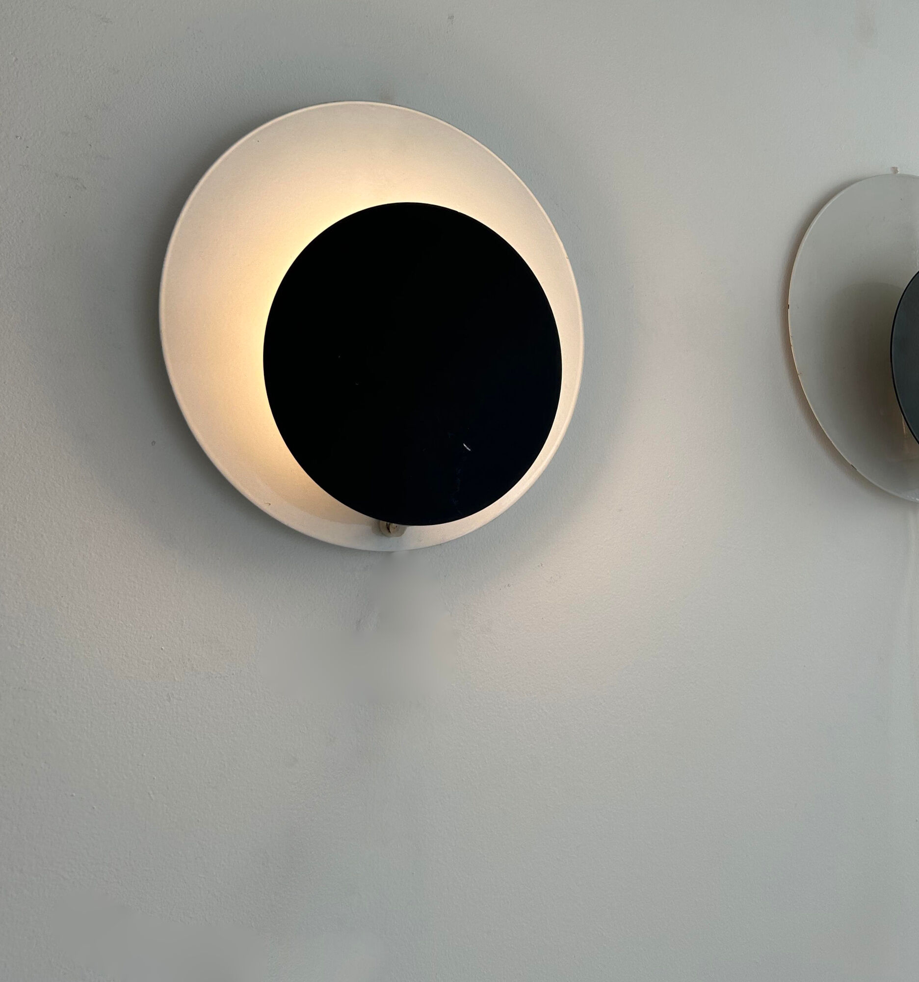 Pair of vintage "Cirkle" wall lights in black and white lacquered metal, Denmark 1970