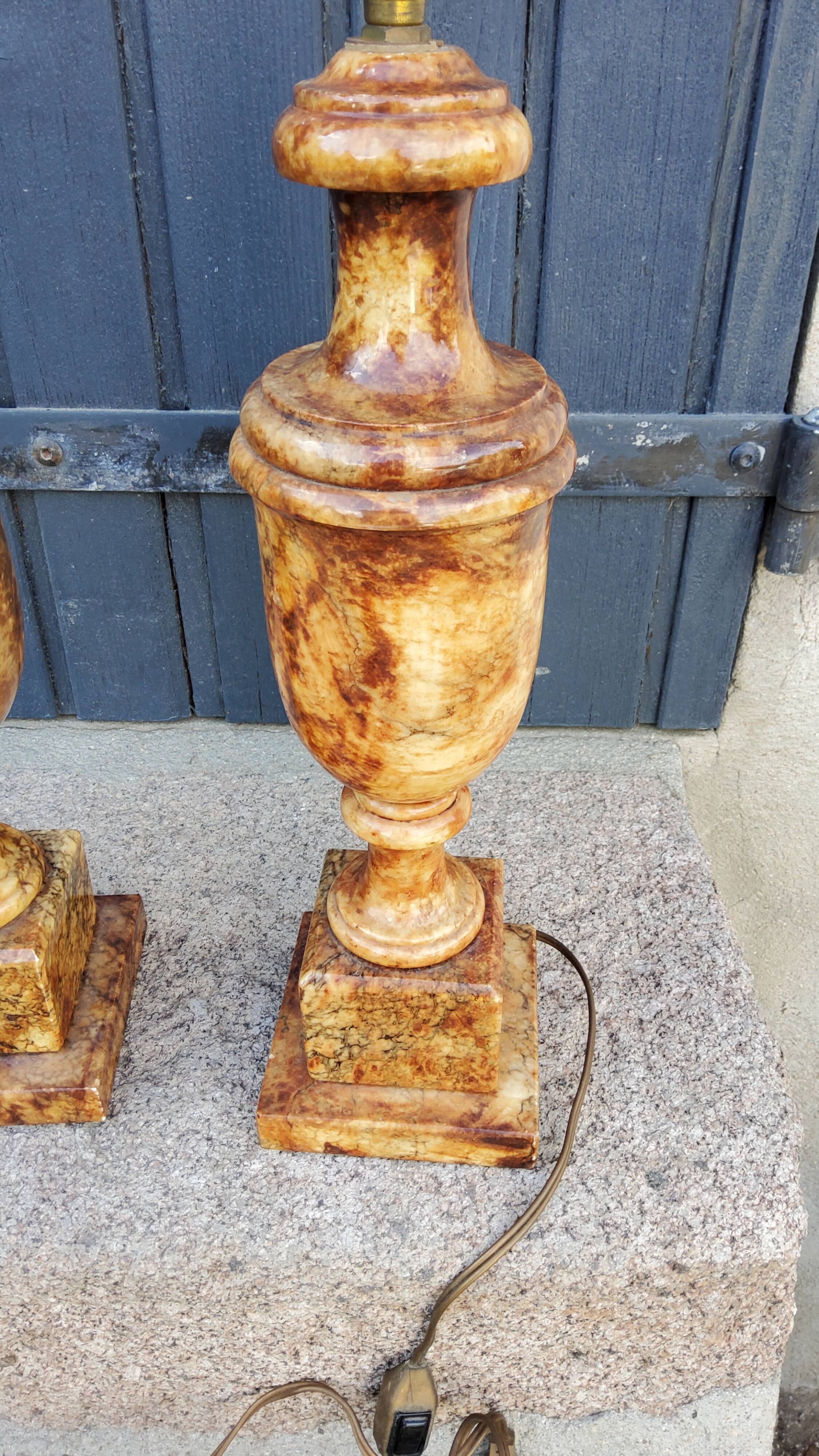 Paire de pieds de lampes des années 70 en albâtre