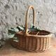 Panier en osier vintage porte-bouteilles