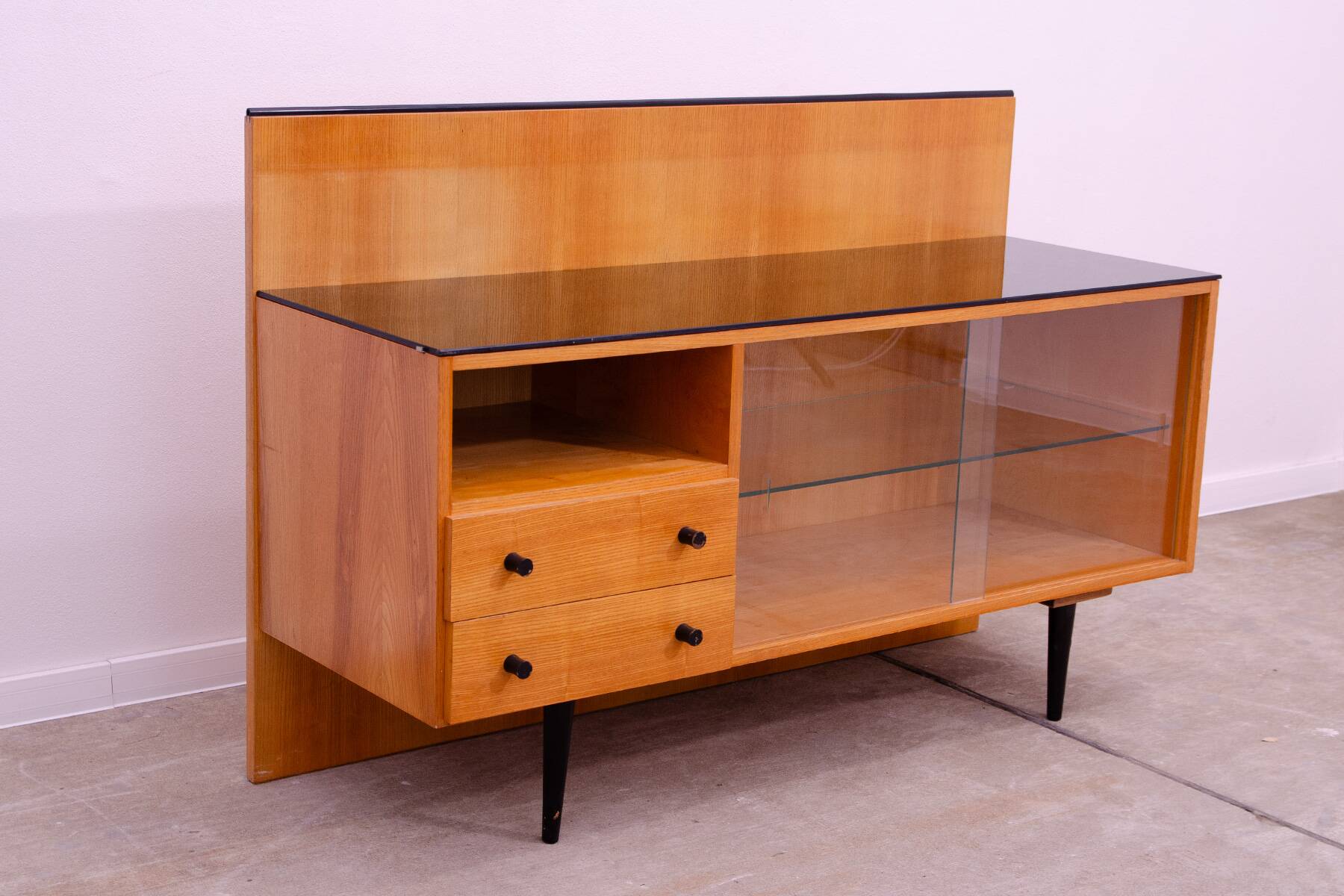 Armoire-bibliothèque vitrée vintage par Mojmír Požár, Tchécoslovaquie, 1960