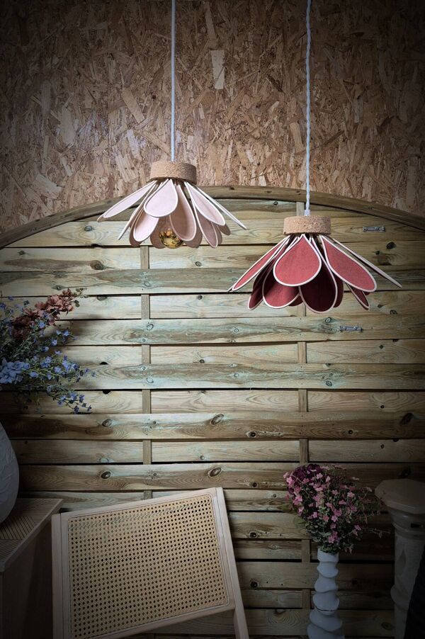 Suspension fleur Iris, 16 pétales en rotin et lin vieux rose