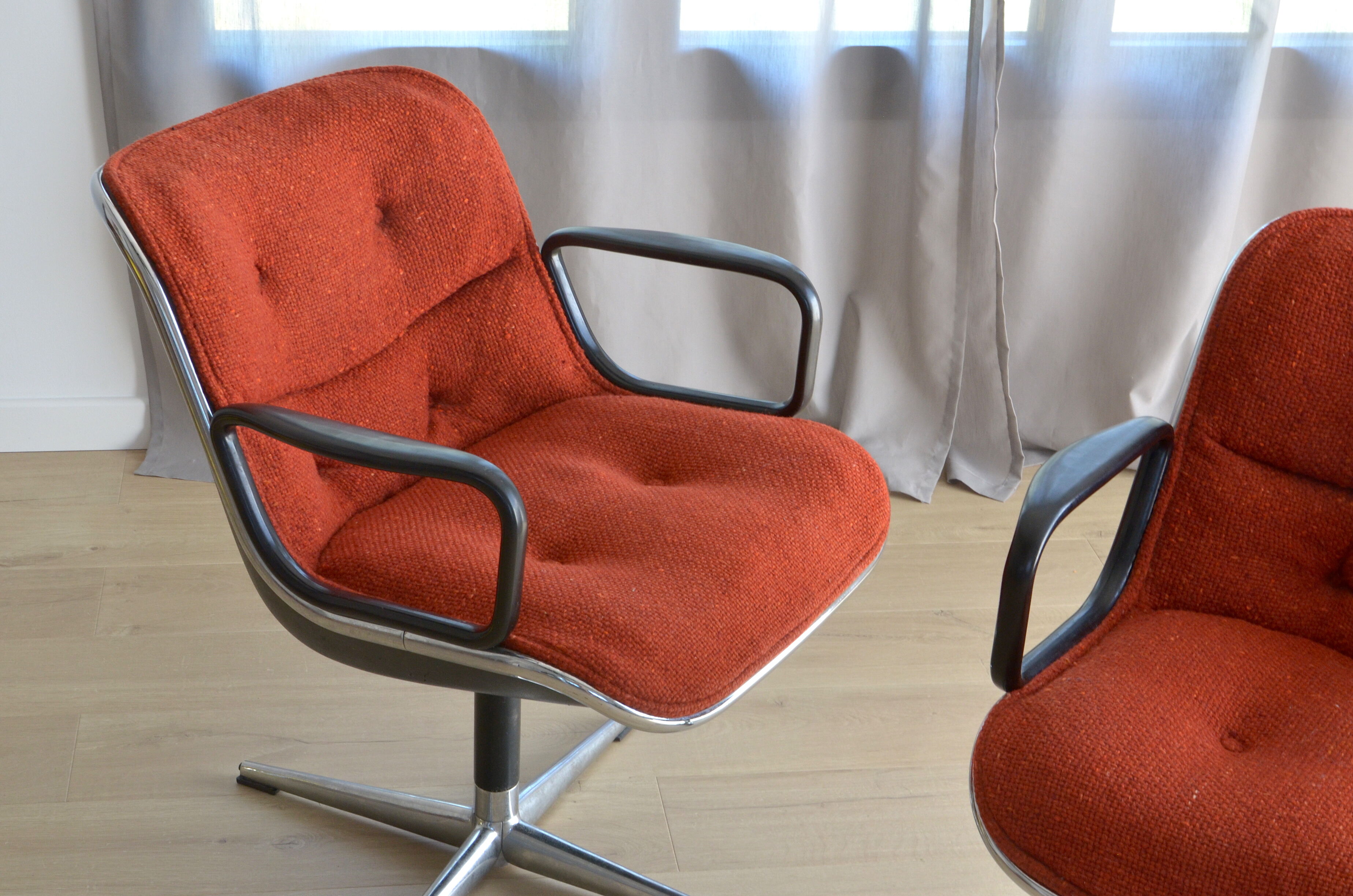 Pair of chairs by Charles Pollock, 1st edition Knoll