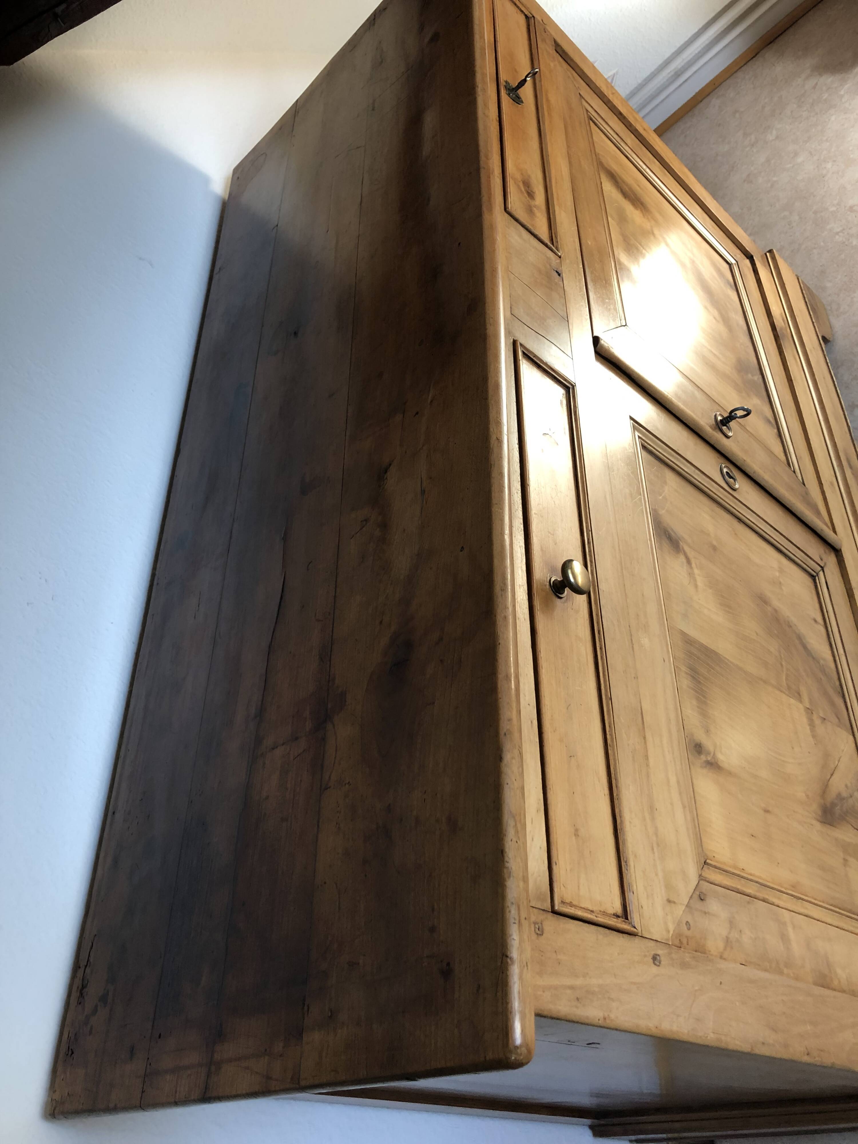 Buffet ancien en noyer blond