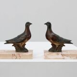 Paire de serre-livres Art Déco en marbre et bronze « Colombe », France, années 1930