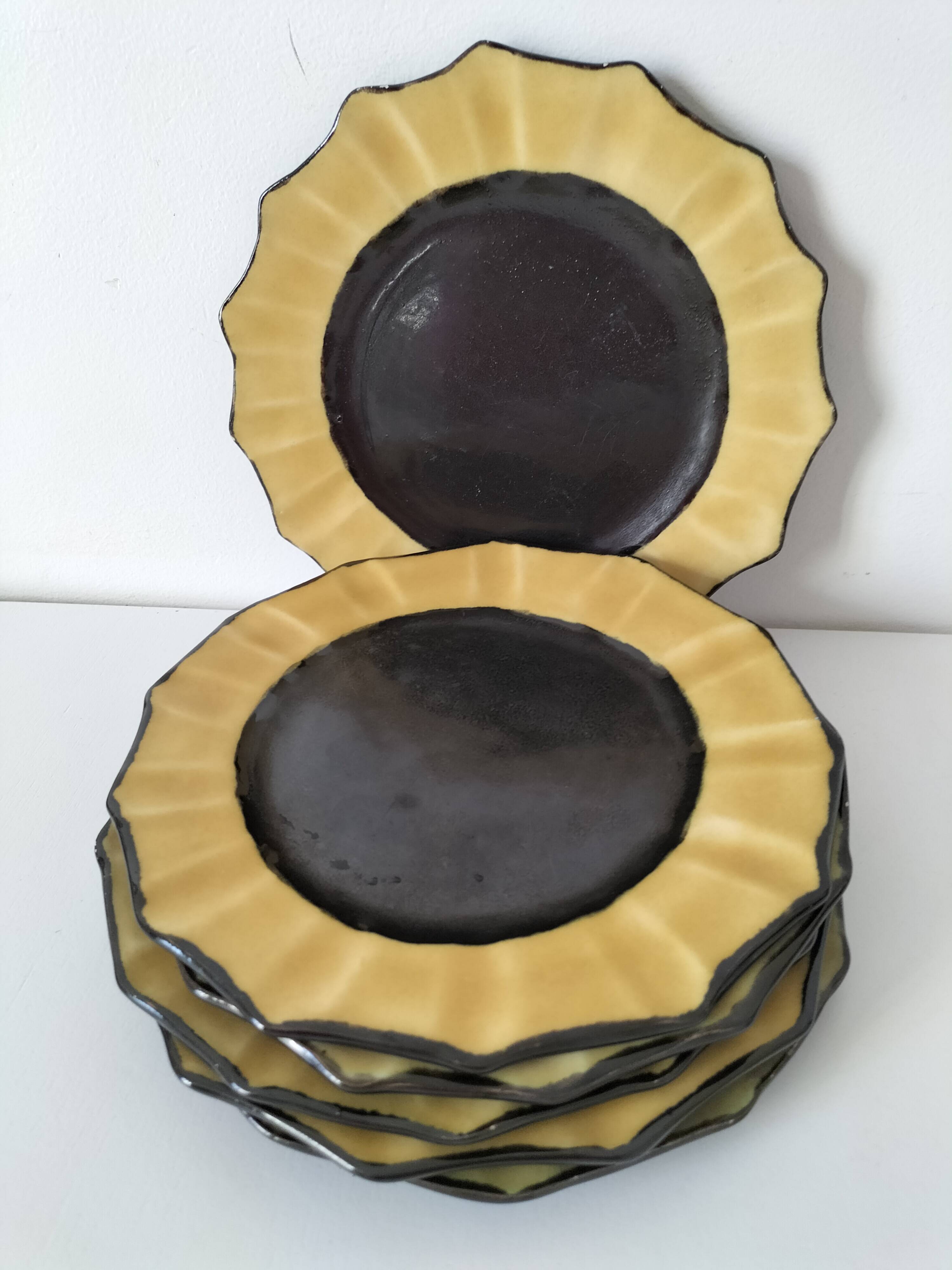 6 ceramic dessert plates shaped like a sunflower, signed CB.