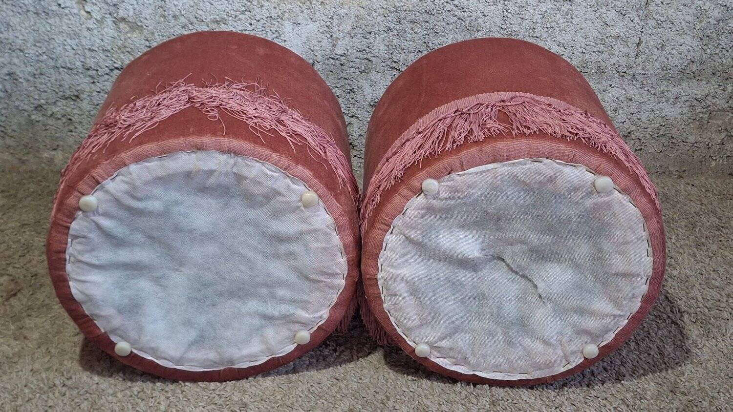 Set of crapaud armchair and 2 Napoleon III pink velvet poufs from the 19th century.