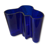 Vase Savoy bleu cobalt par Alvar Aalto , numéroté et signé 1989