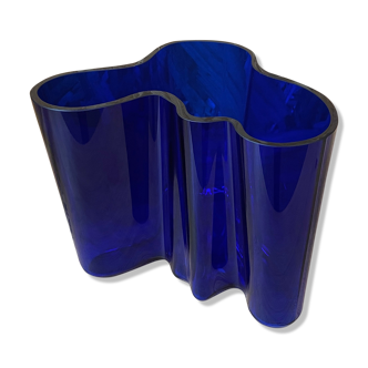 Vase Savoy bleu cobalt par Alvar Aalto , numéroté et signé 1989