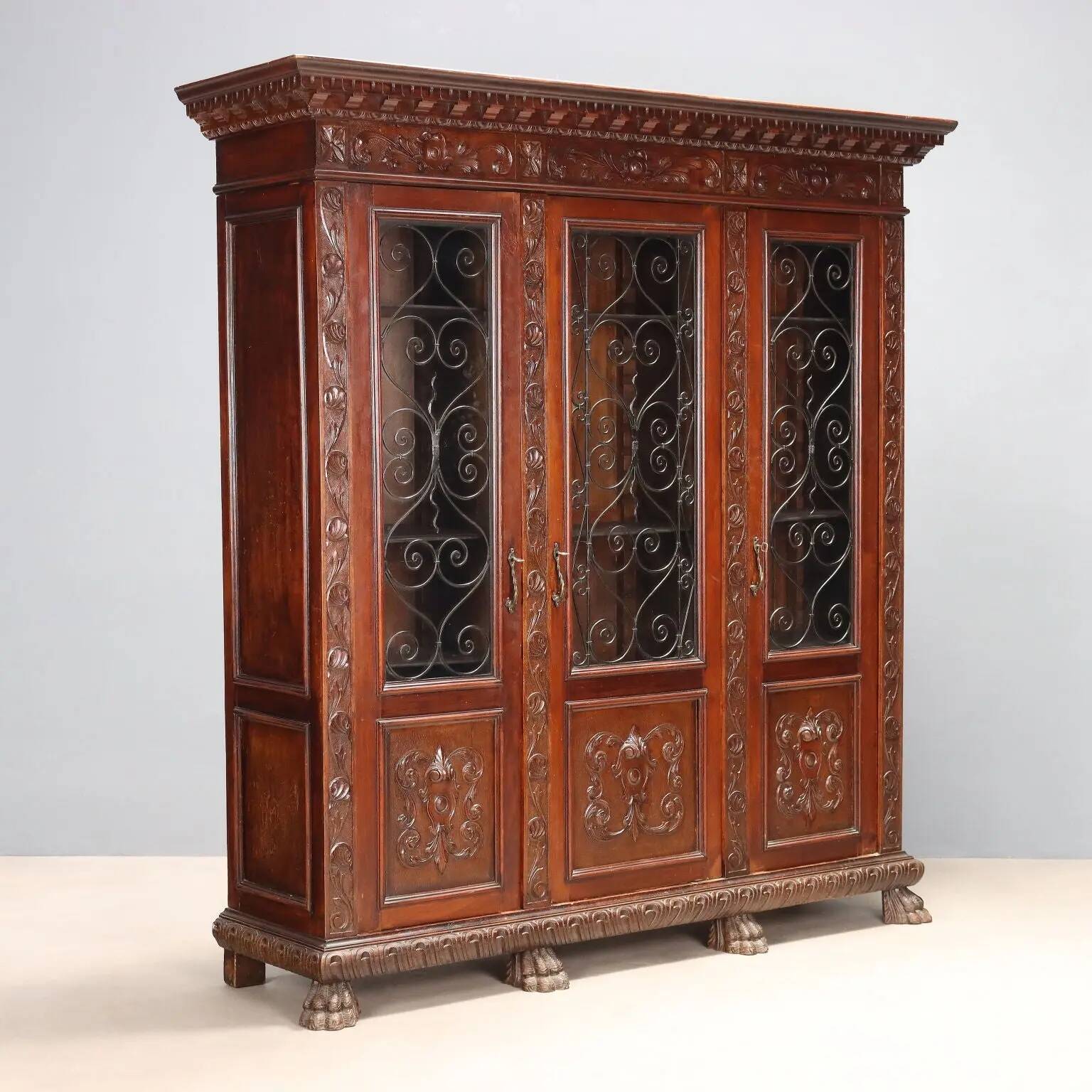 Bibliothèque ancienne style néo-Renaissance en noyer XXe siècle