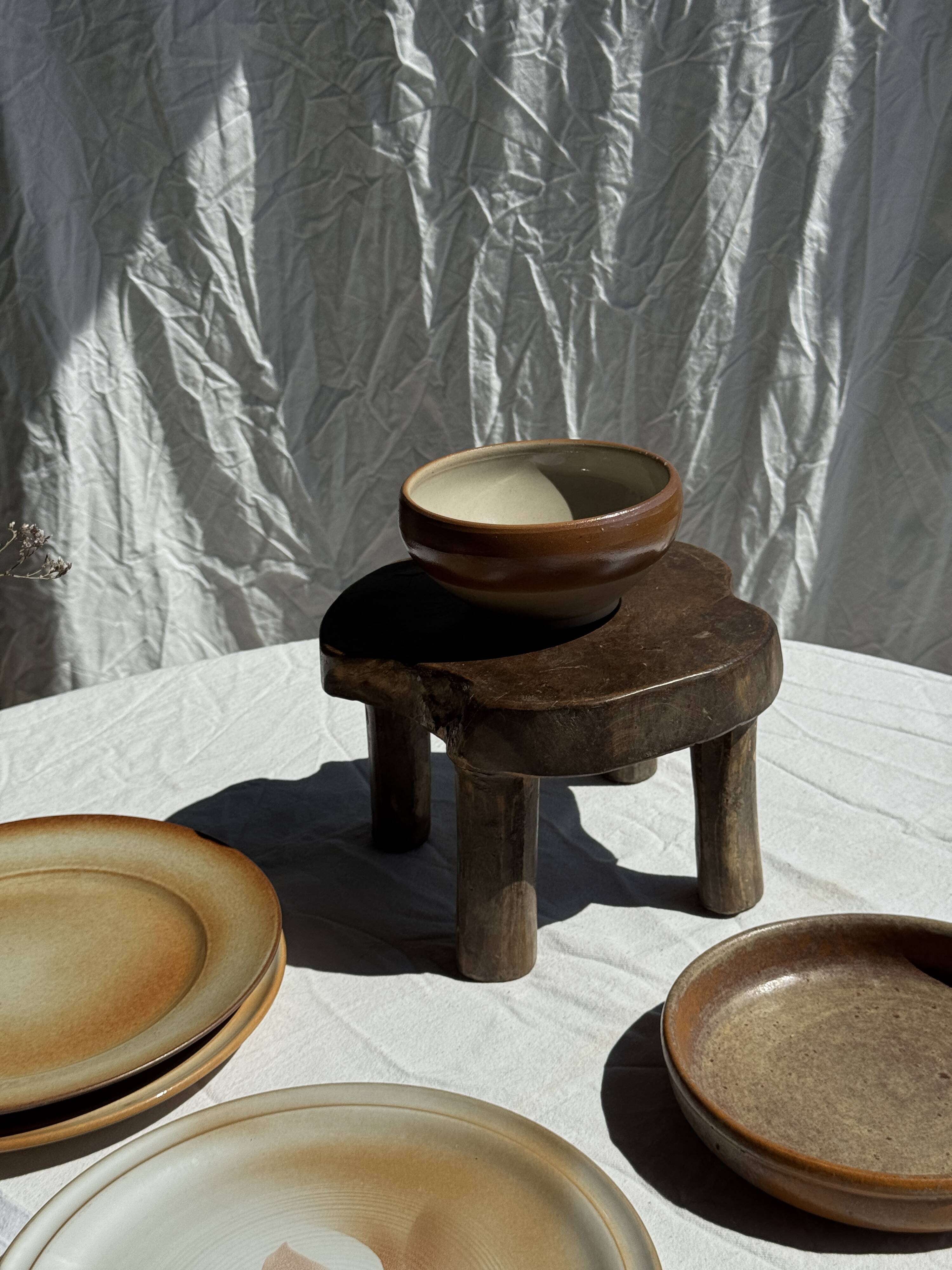 A two-tone beige and brown stoneware bowl H7 D14.5