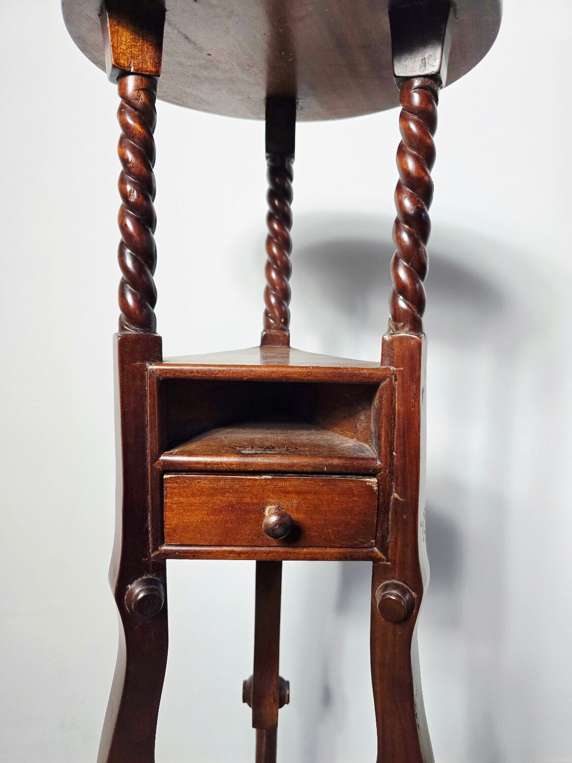 Elegant Victorian Mahogany Plant Stand / Side Table
