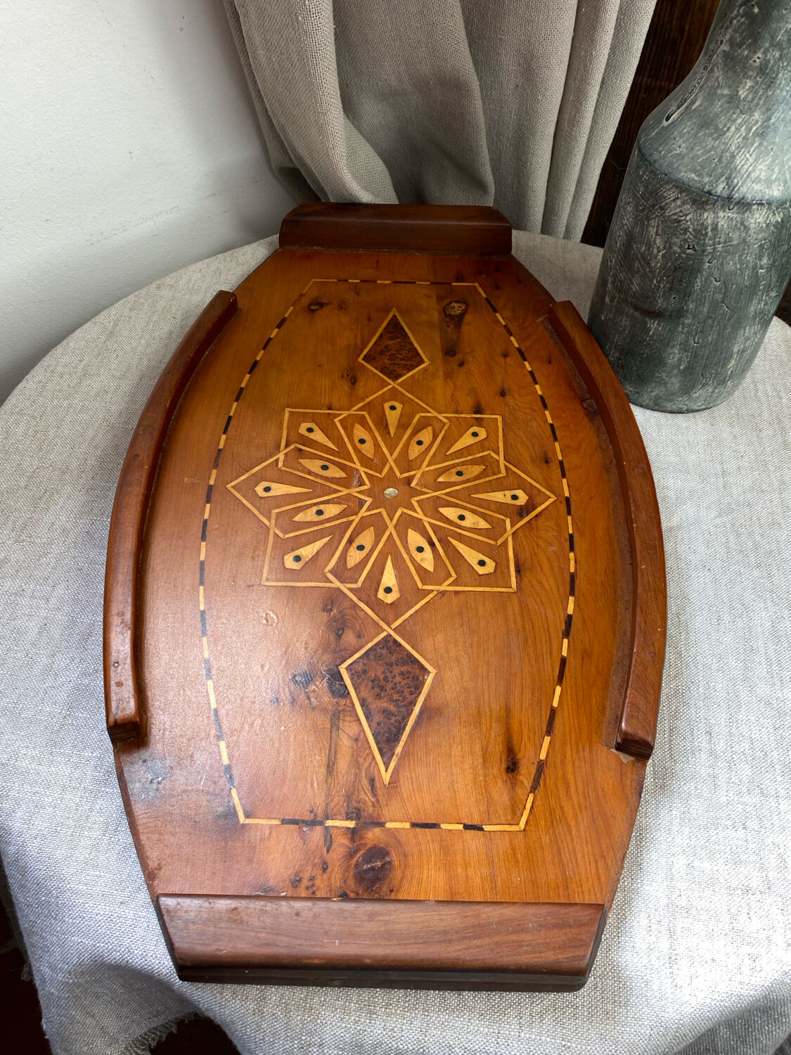 Wooden tray, inlaid decoration with marquetry and mother-of-pearl.
