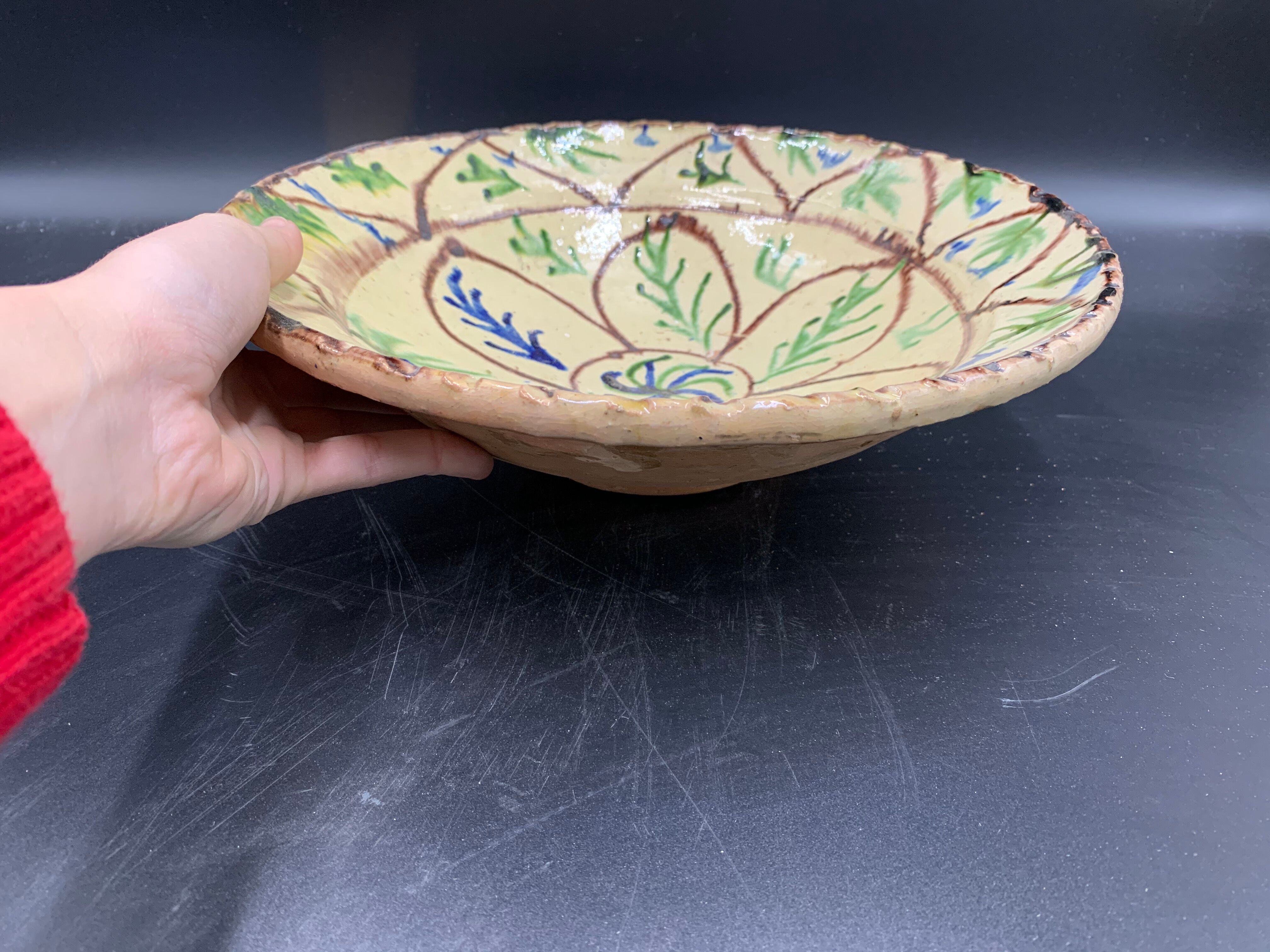 Ancien plat en terre-cuite vernissée à décor floral marron et vert sur engobe jaune, pakistan multan