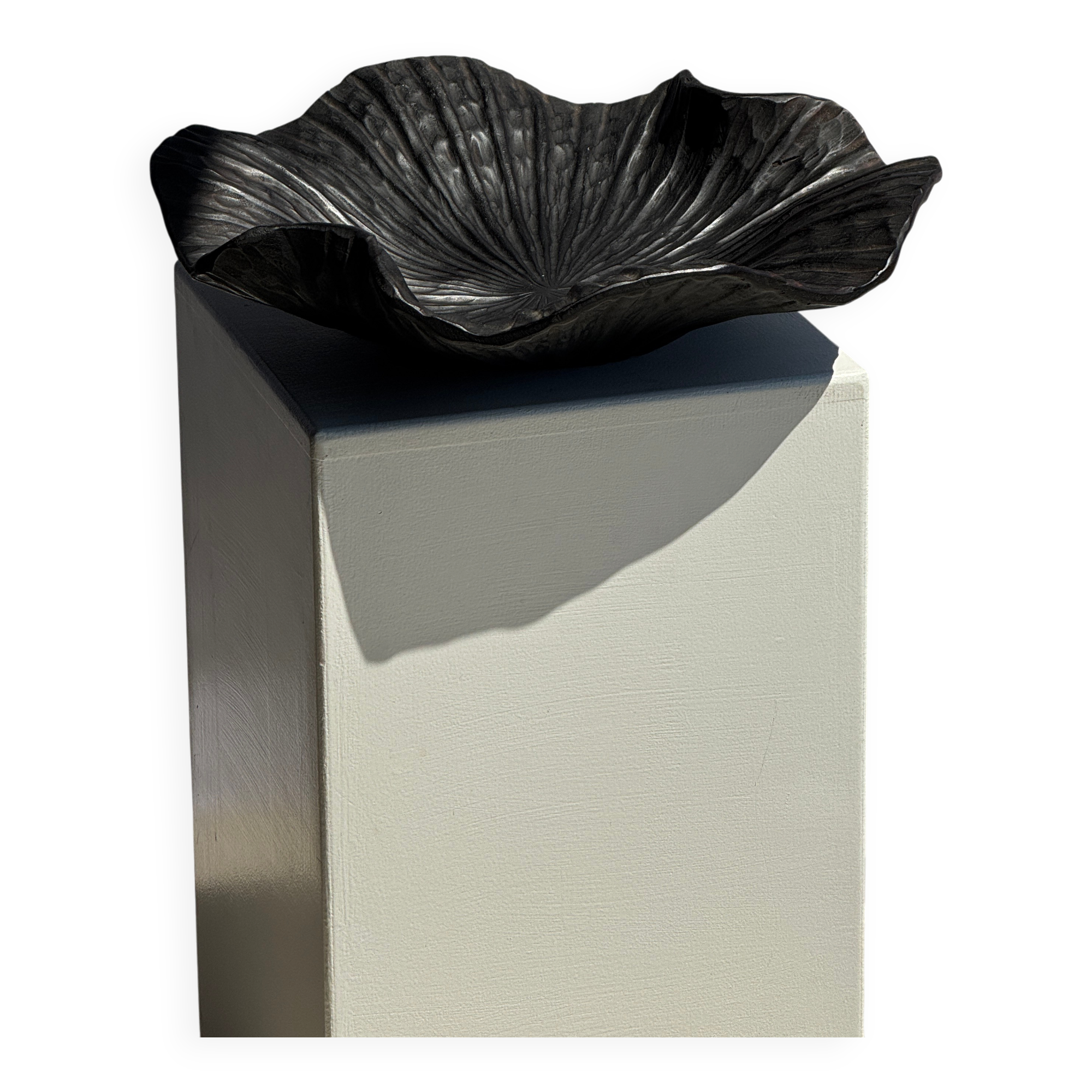 Coupe en teck noircie en forme de feuille ou fleur monoxyle H10 D41