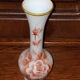 Vase soliflore en verre opaline soufflé à décor de fleurs