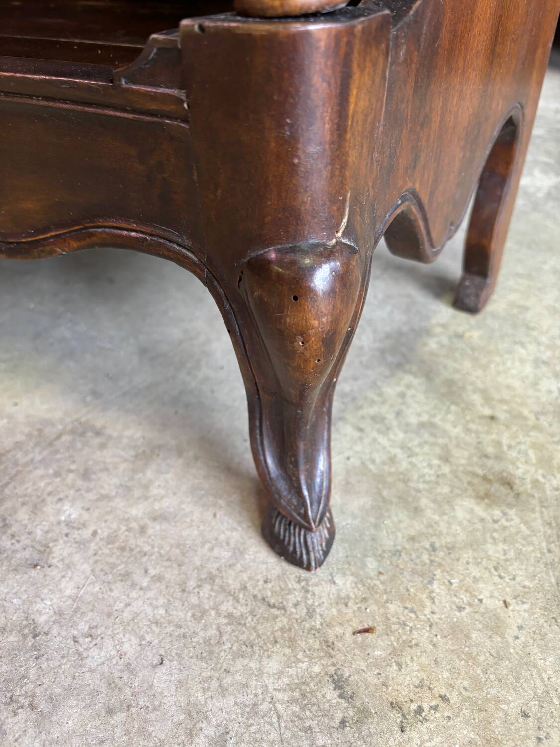 Estanier or bibus wall-mounted shelving unit