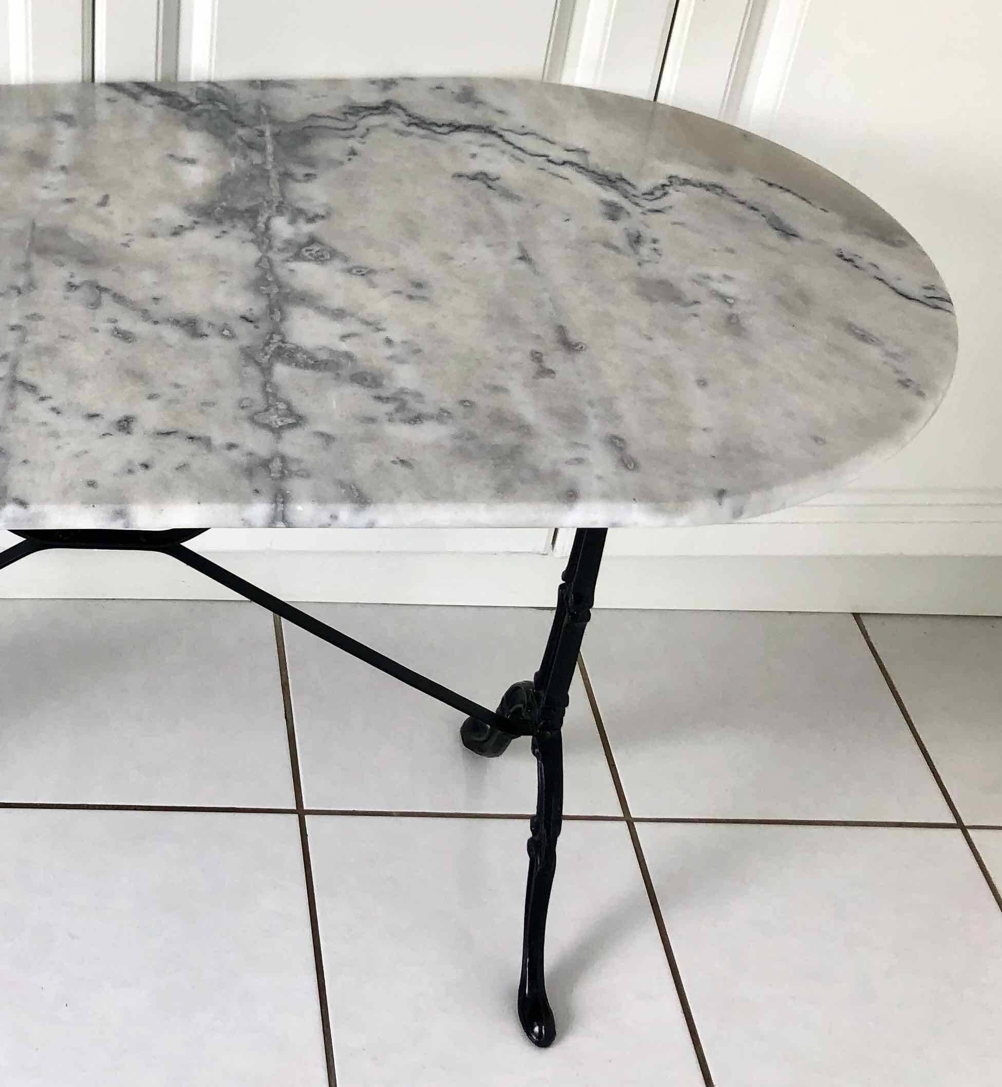 Table bistrot ovale marbre et fonte