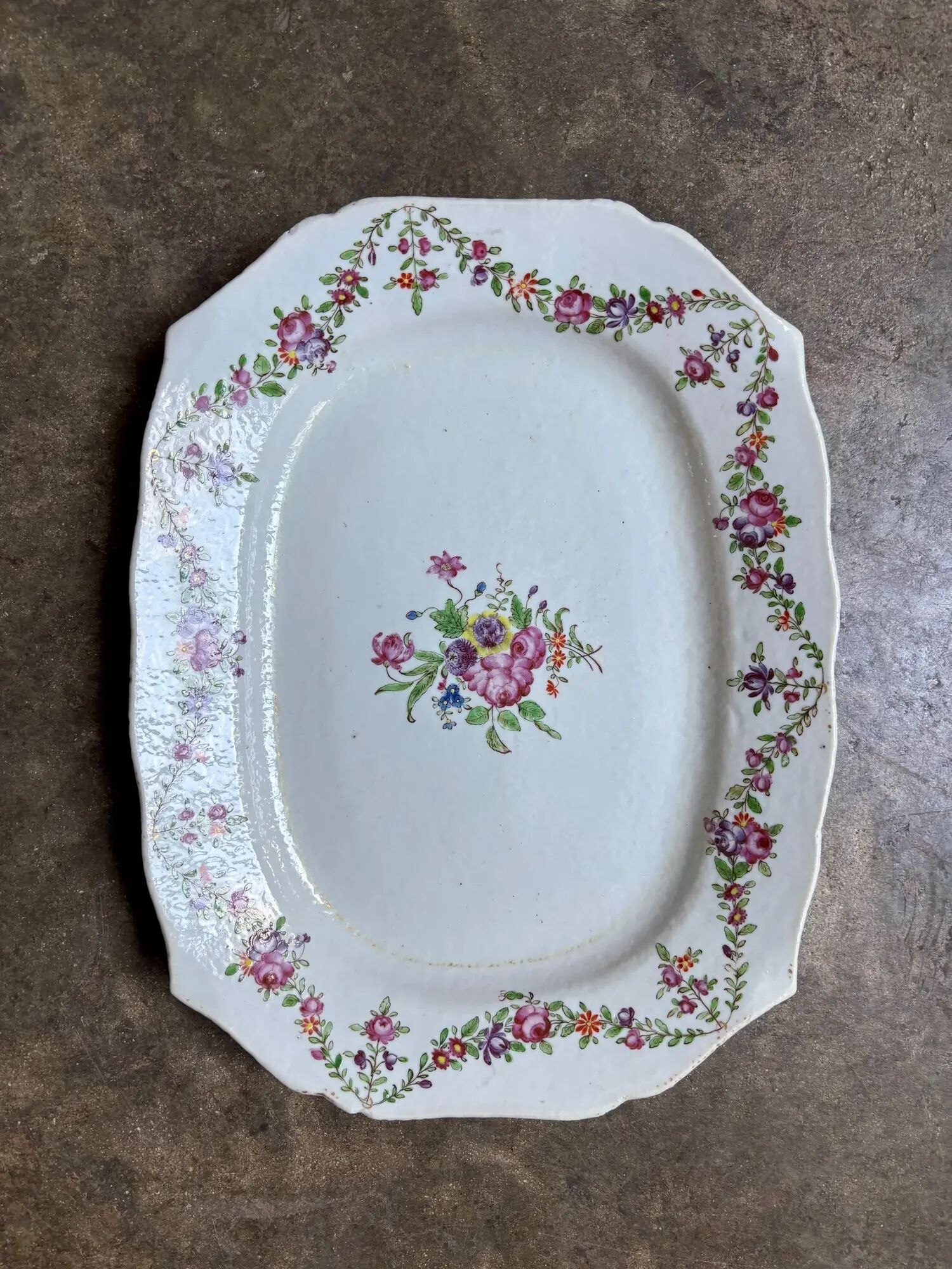 Rectangular plate from the East India Company with floral decoration, 18th century.