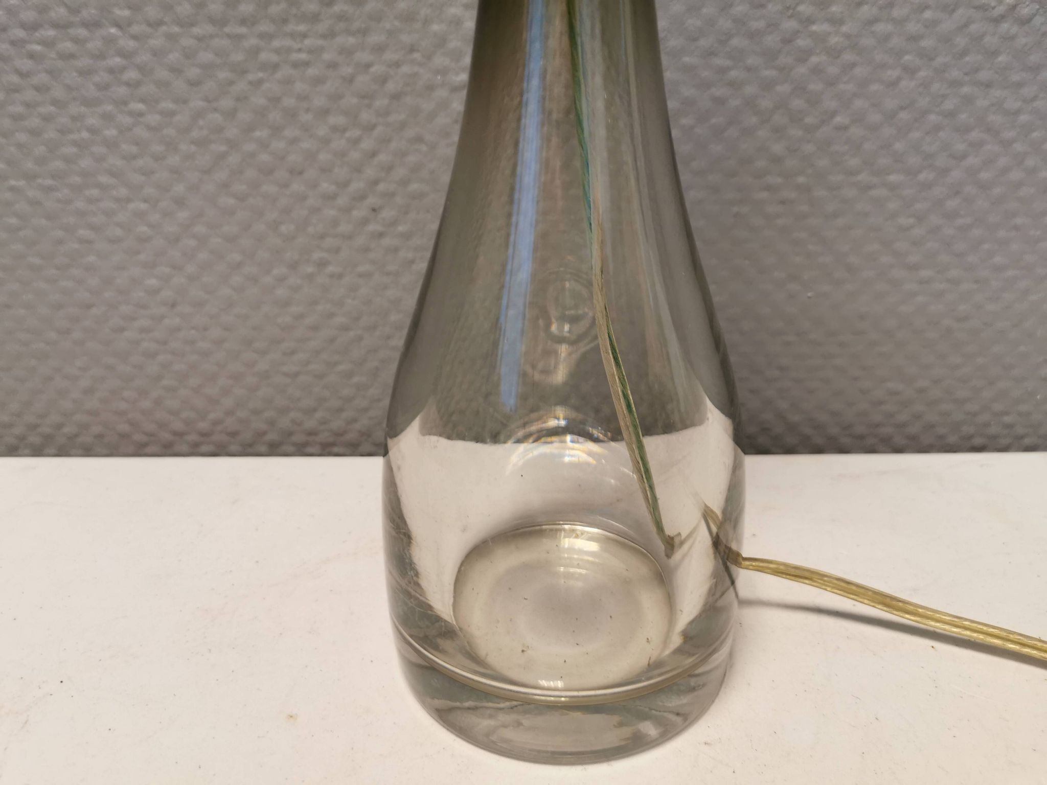 Lampe de table en verre de forme élégante. Par Bengt Orup 1957.