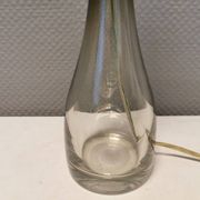 Lampe de table en verre de forme élégante. Par Bengt Orup 1957.