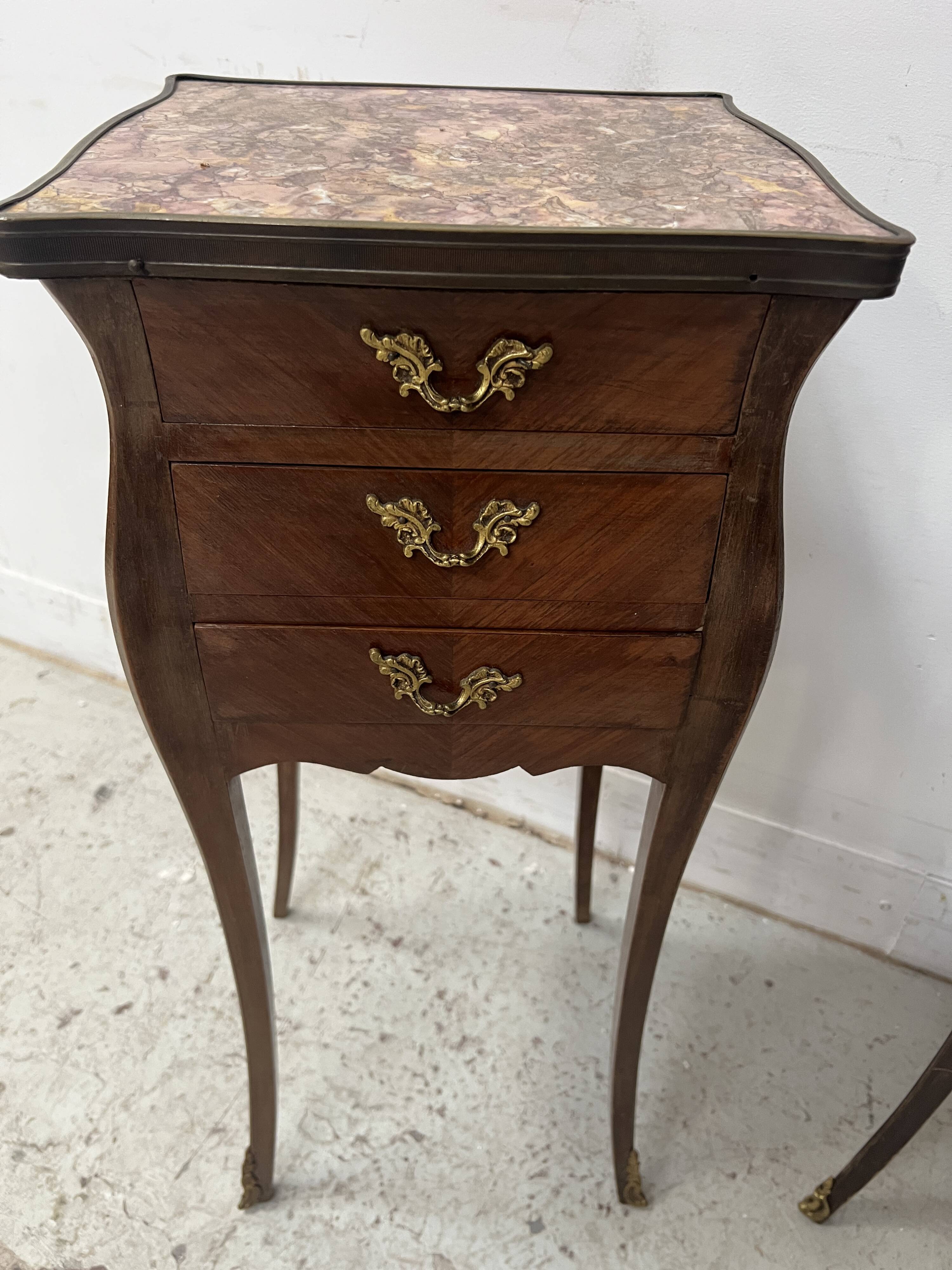 Paire de petites commodes marquetées de style Louis XV Dessus marbre XX siè