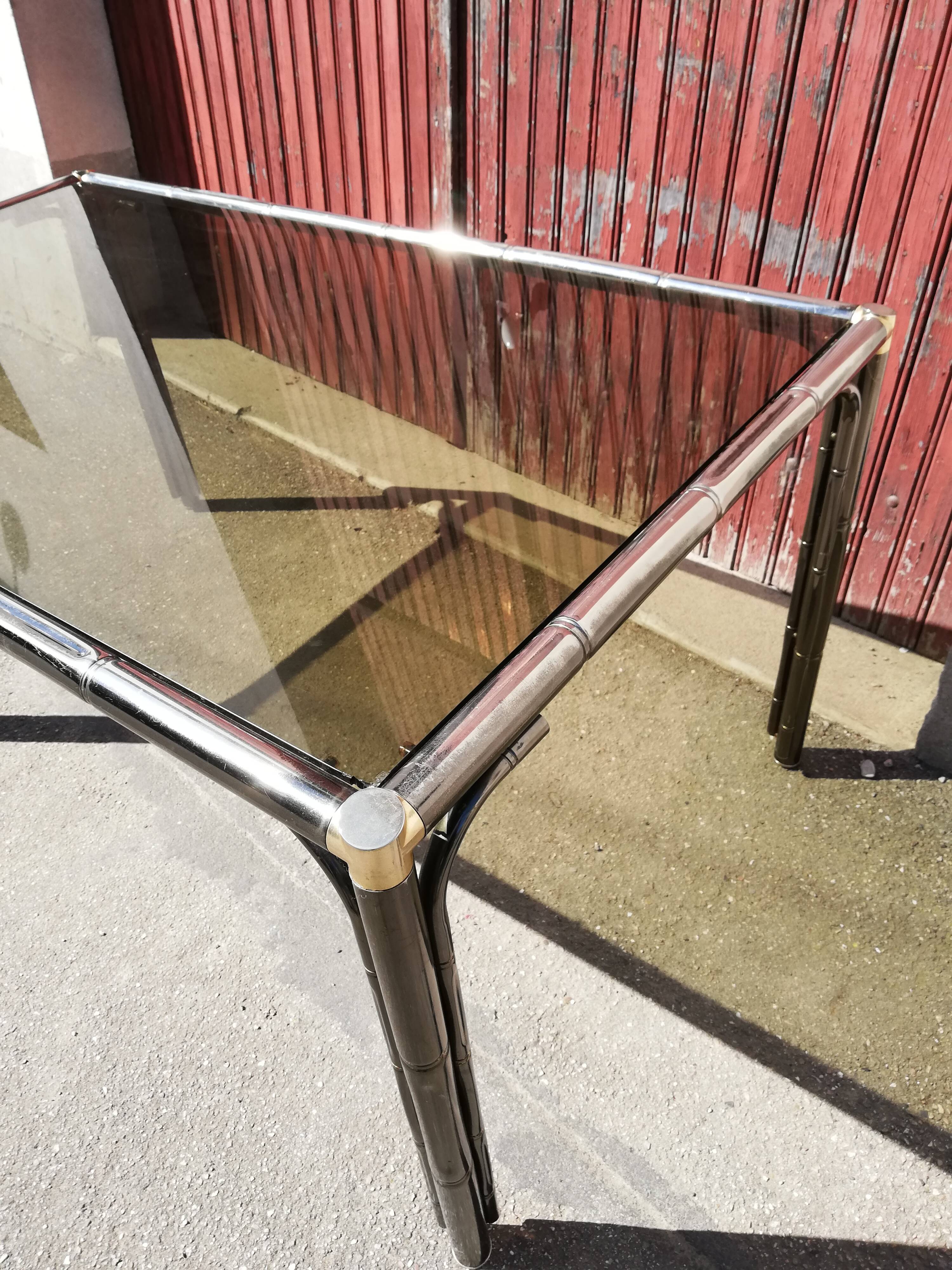Table patine canon de fusil plateau verre fumé