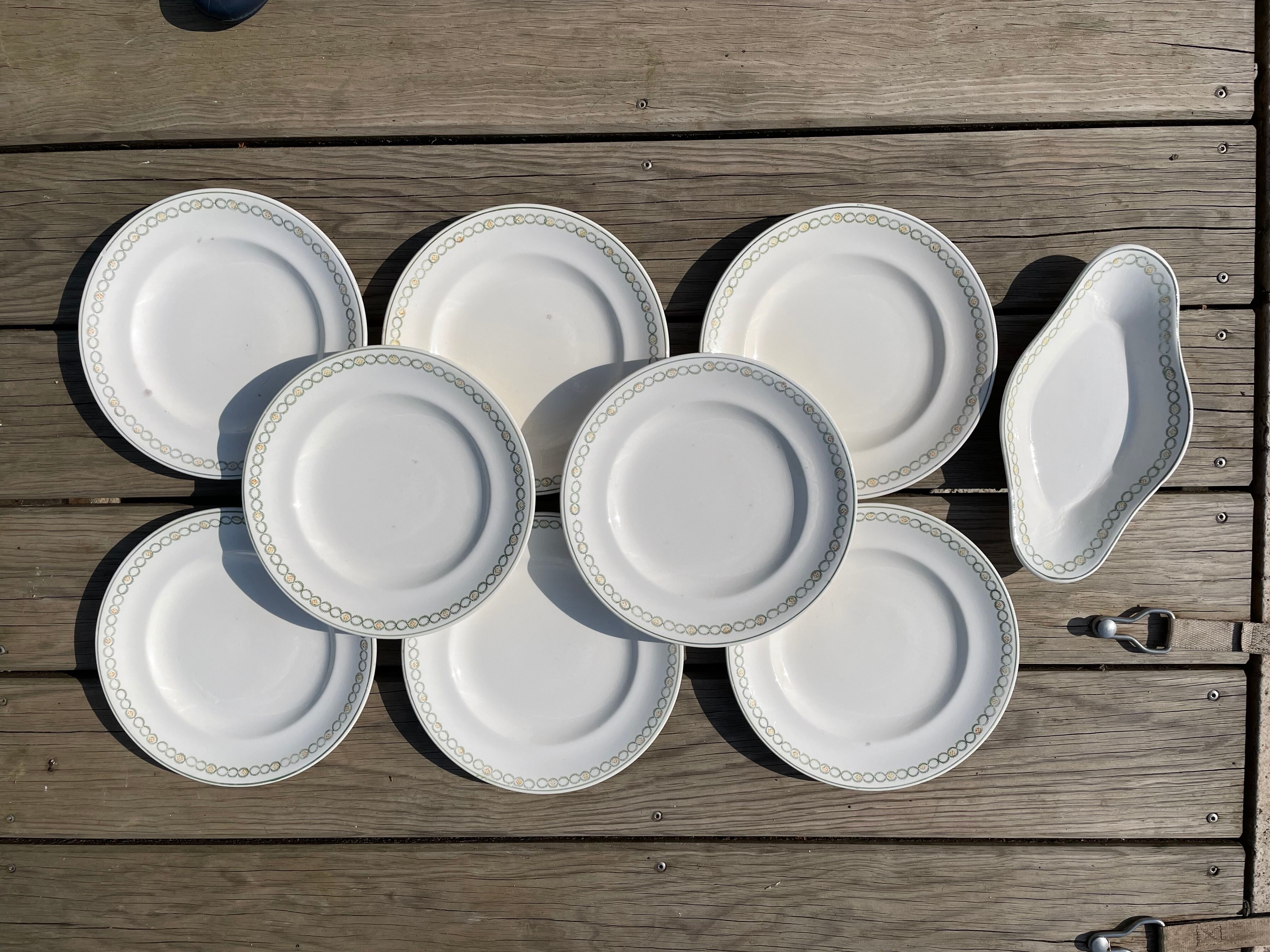 Set of 8 flat plates of Longwy and a small oval dish