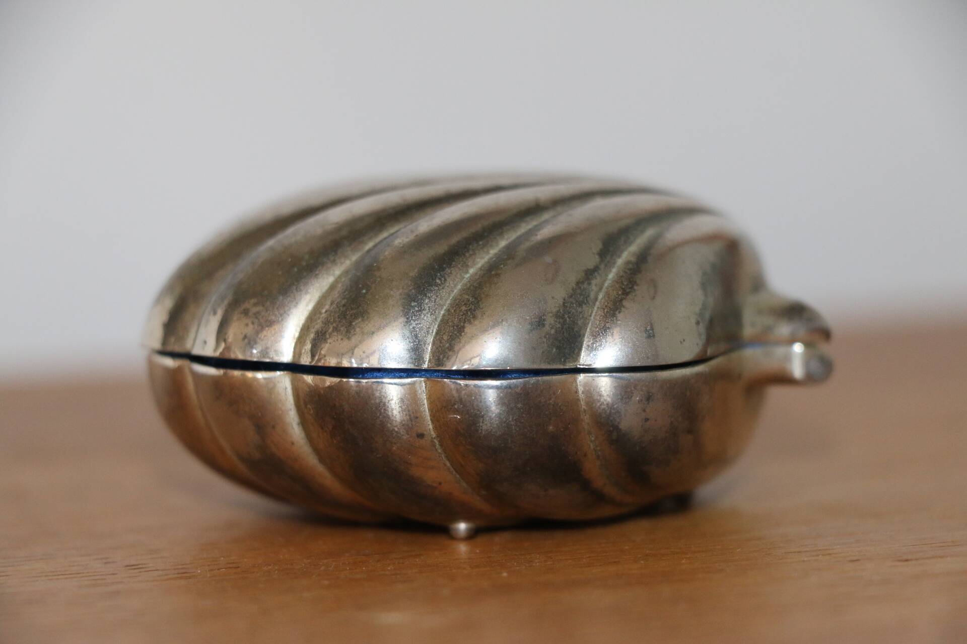 Pocket tray / scallop shell box