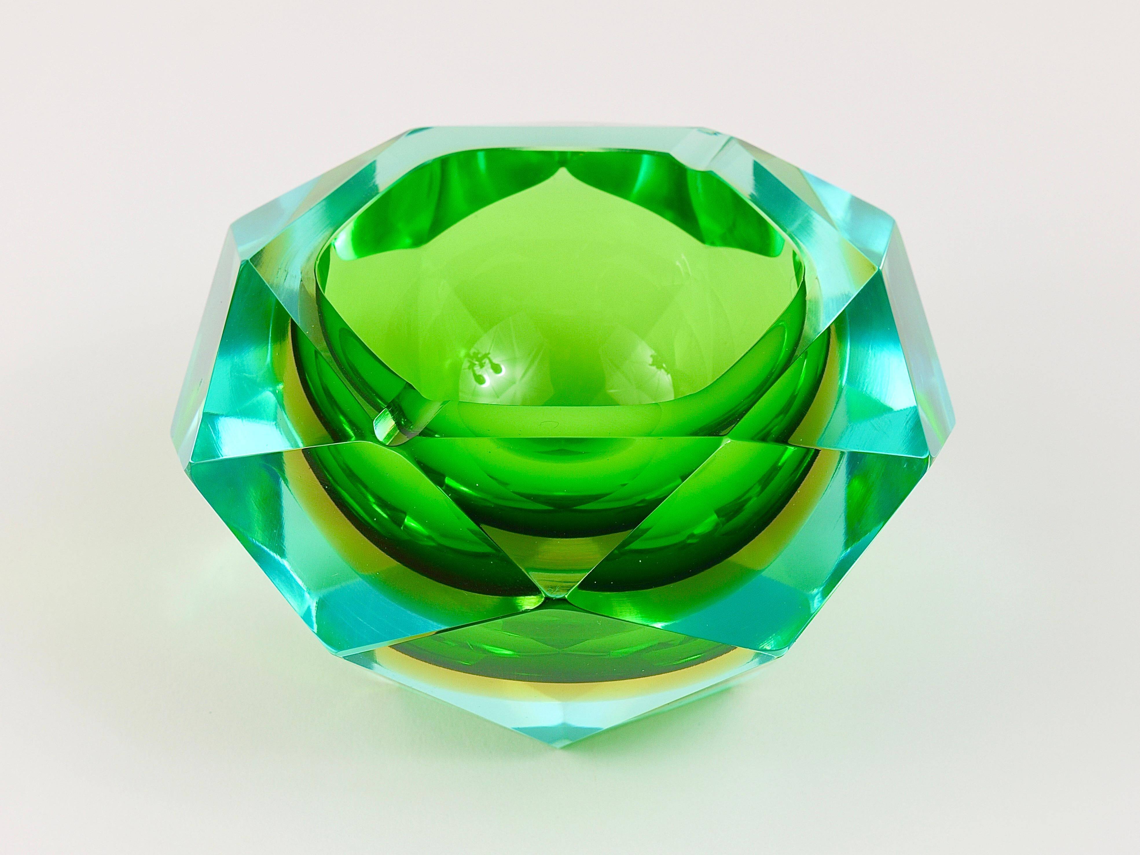 Faceted diamond ashtray in colour from the 1960s by Flavio Poli for Seguso, Murano, Italy.