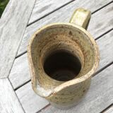 Vase ou pichet en grès beige vert signé pont igom bavil ?
