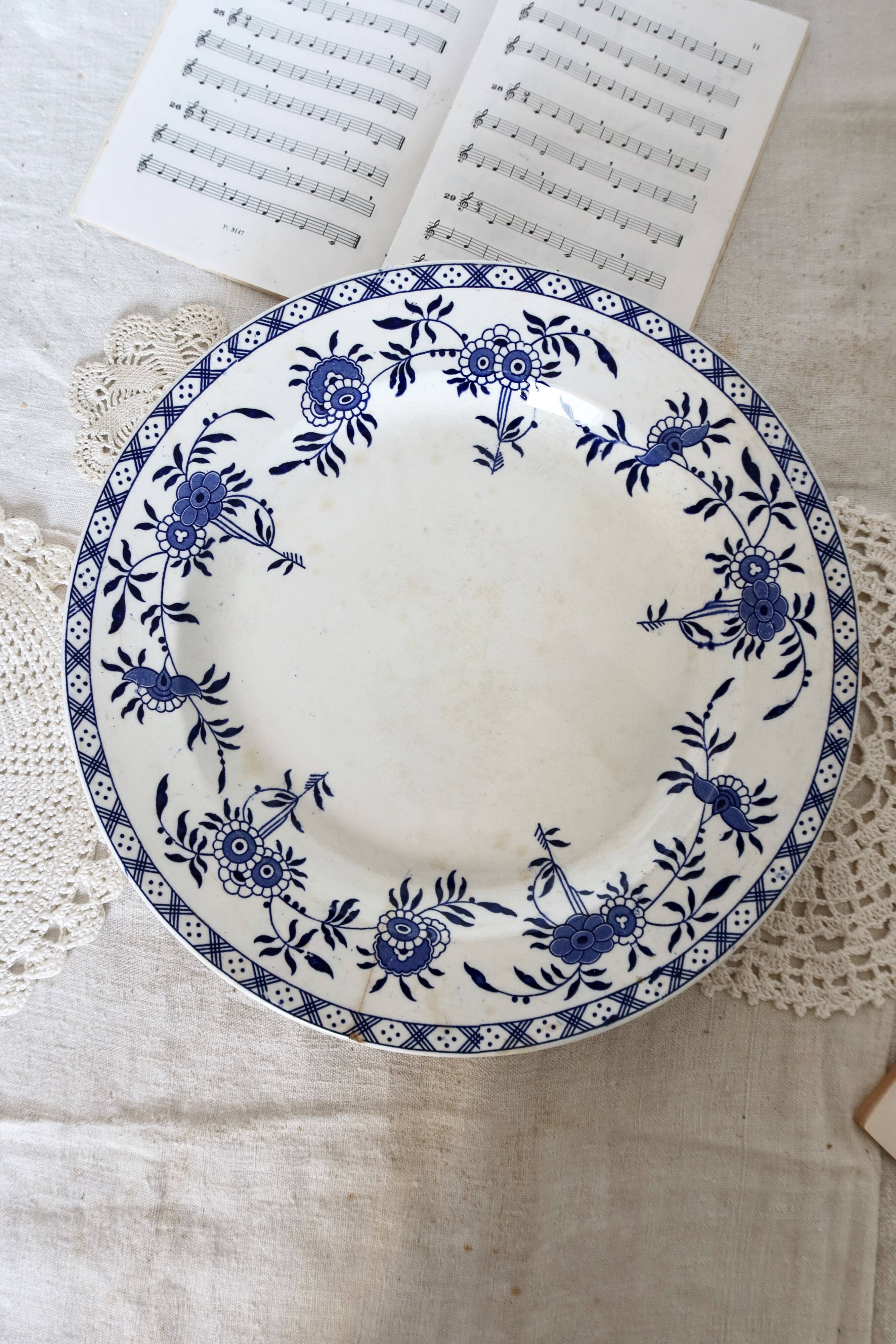 Round serving dishes - Rare Dresden porcelain