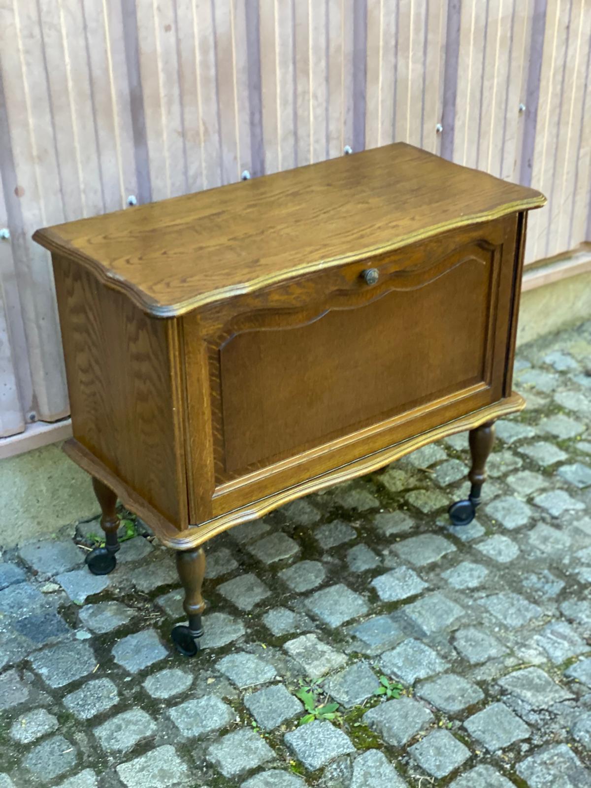 Bar vintage Louis XV sur roulettes en bois des années 60