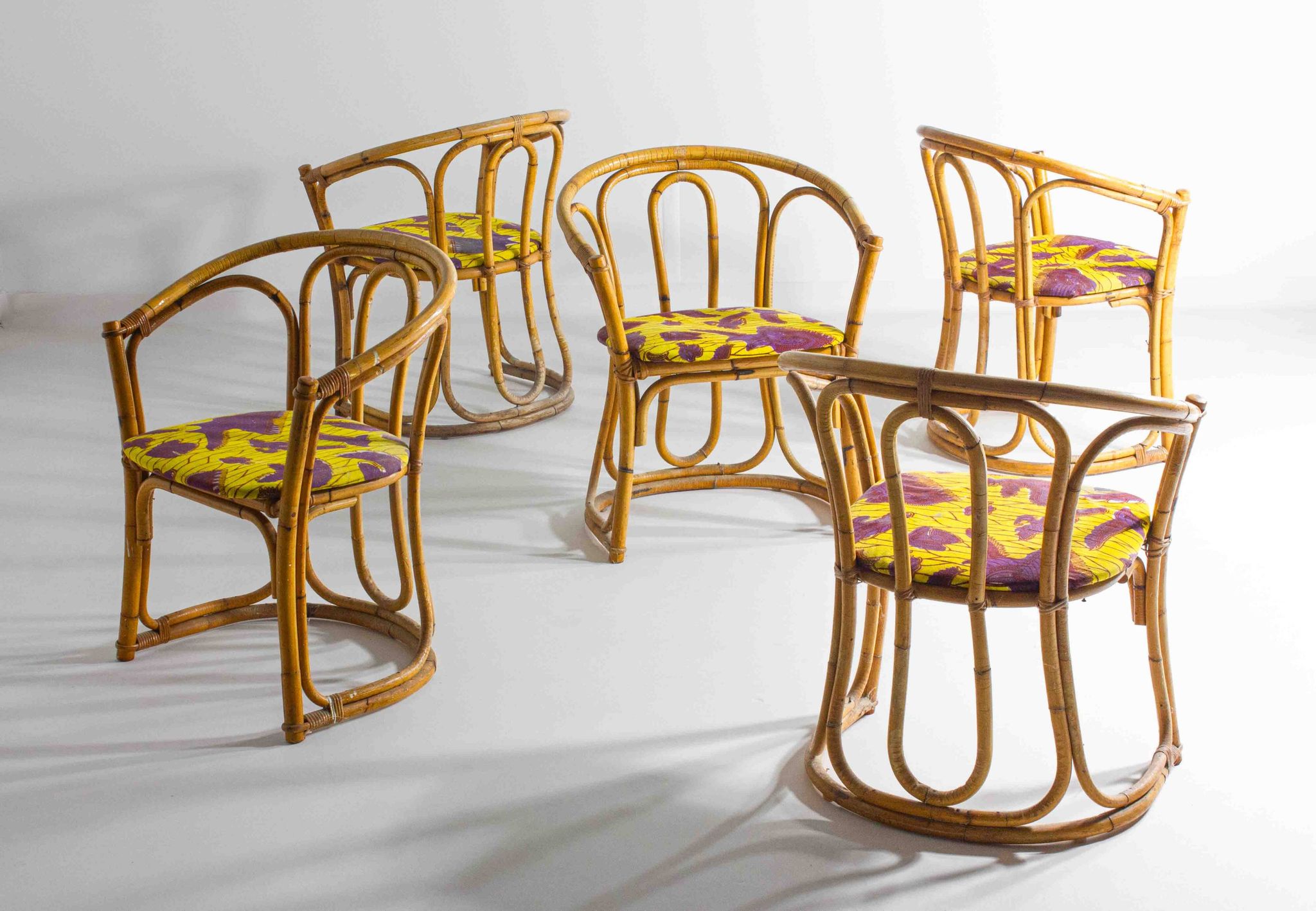 Ensemble funky de cinq chaises en bambou des années 60