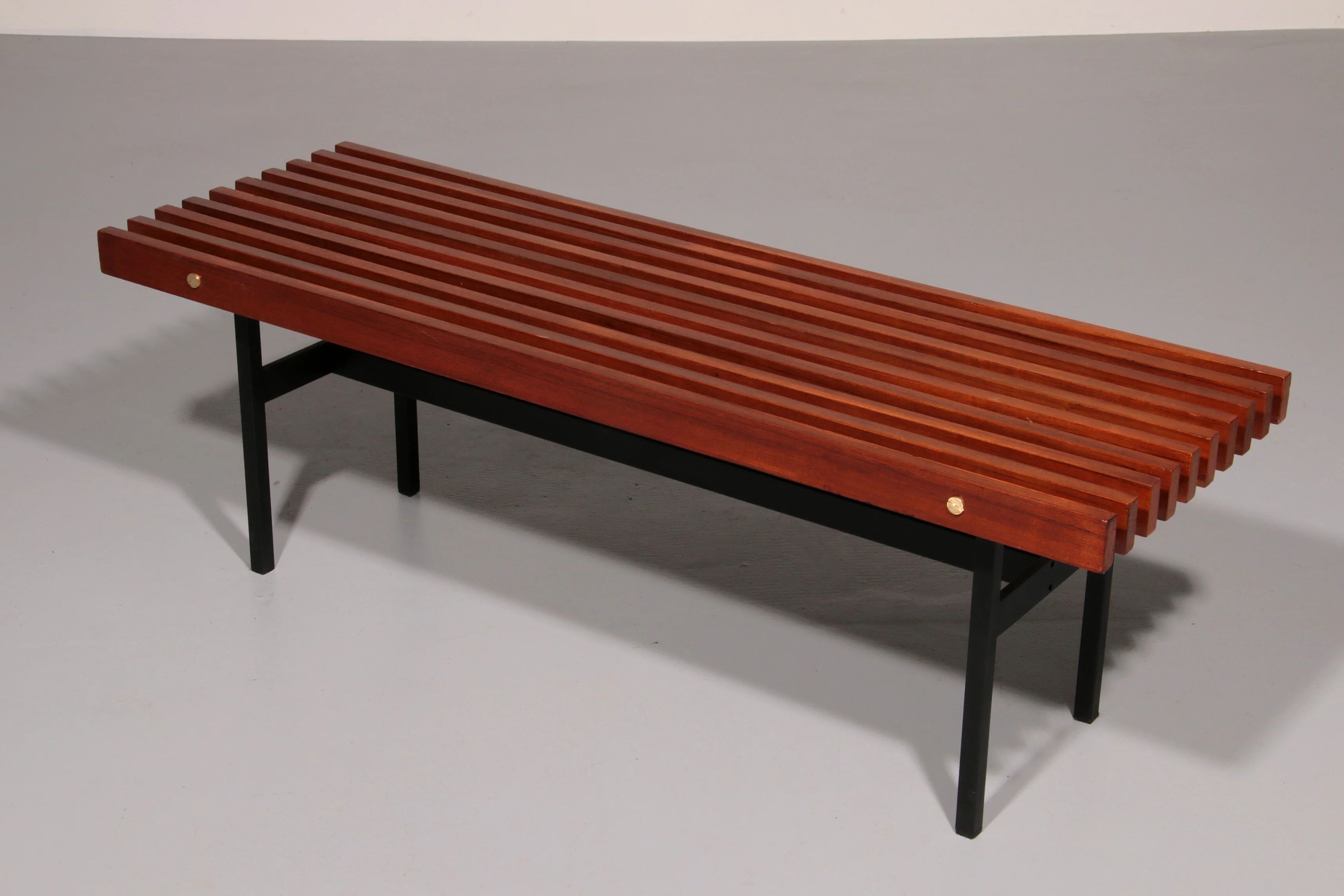 Banc en teck et métal, fabriqué en Italie, années 1970