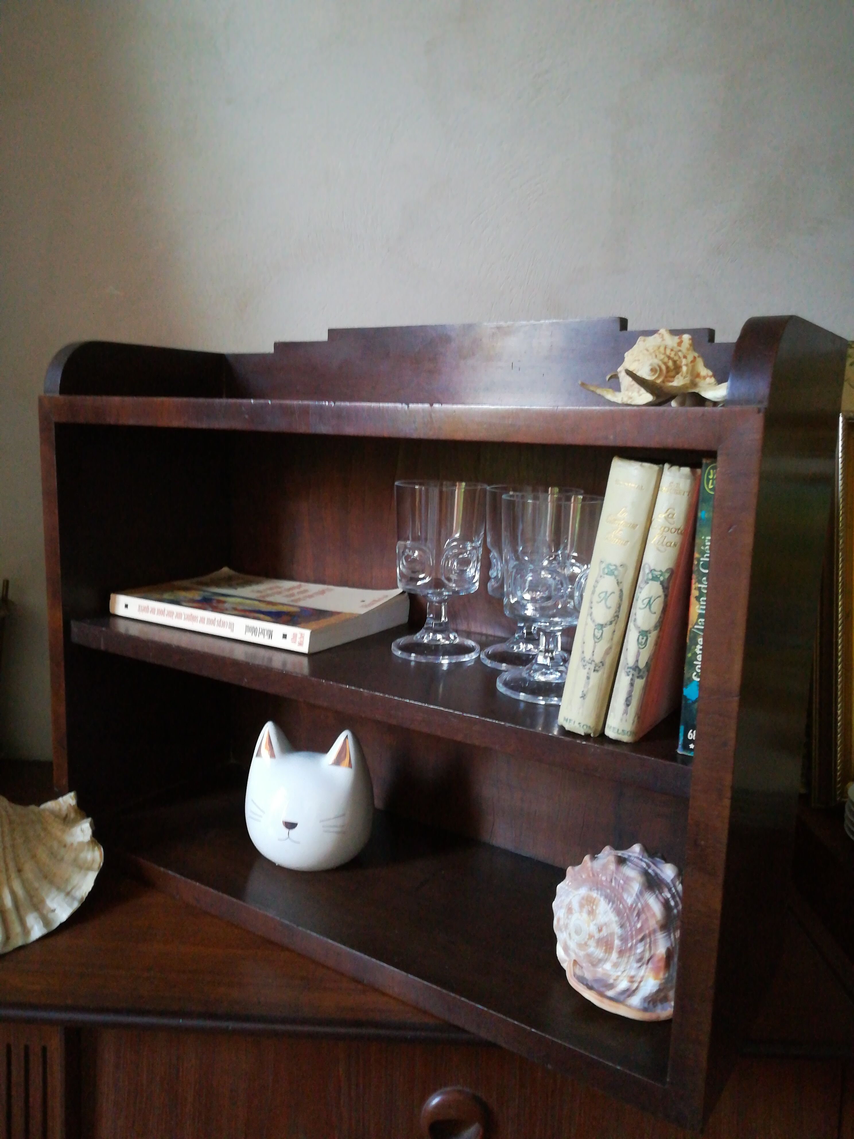 Art deco shelf