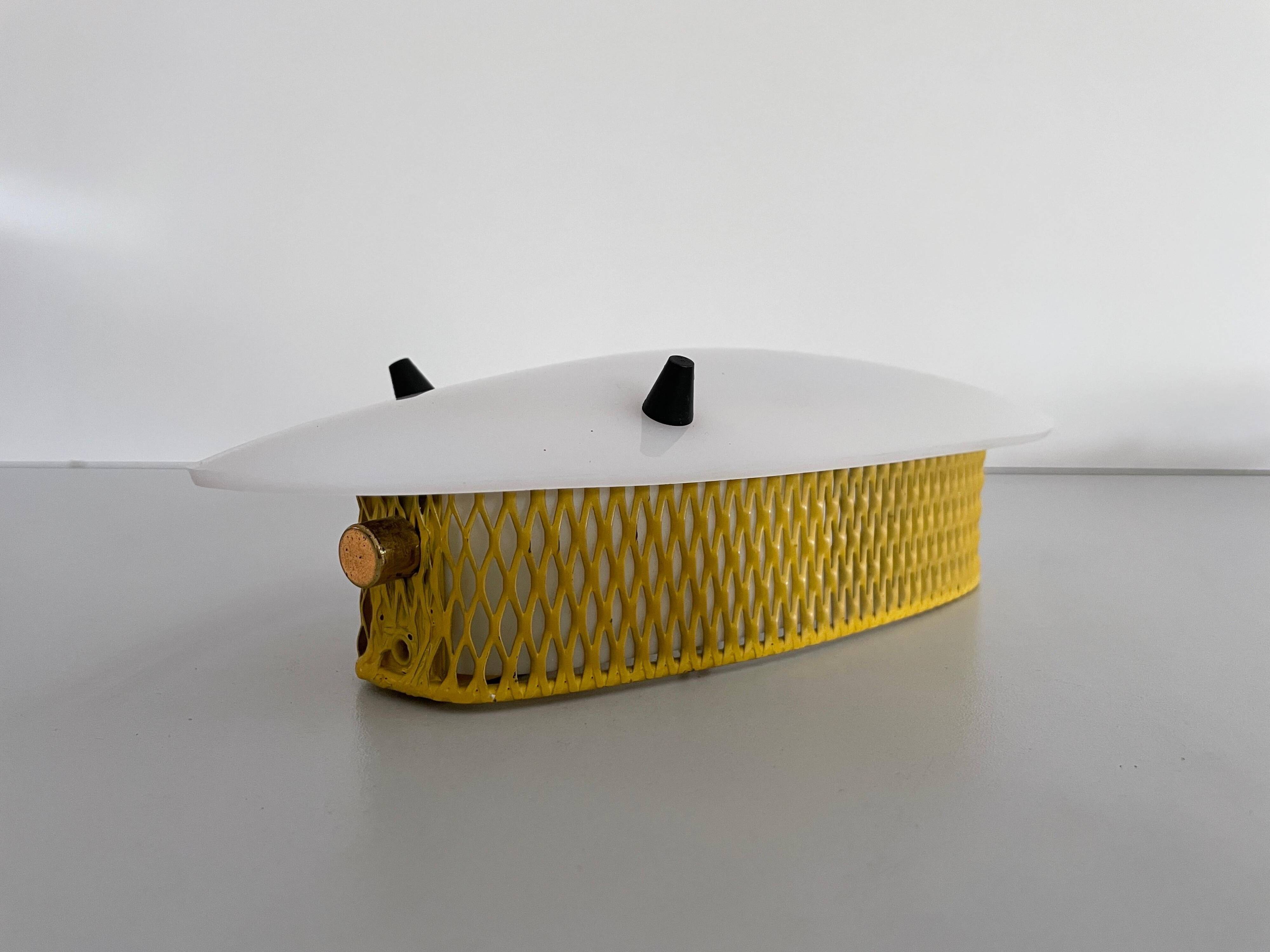 Applique simple du milieu du siècle en plexiglas blanc et métal jaune, années 1950, Allemagne