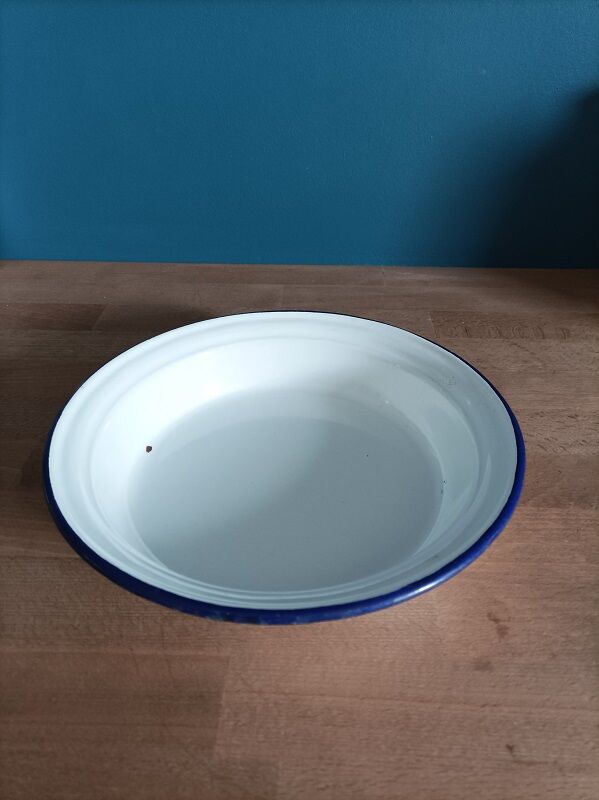 Round metal enamelled dish white edging blue dp 0323154