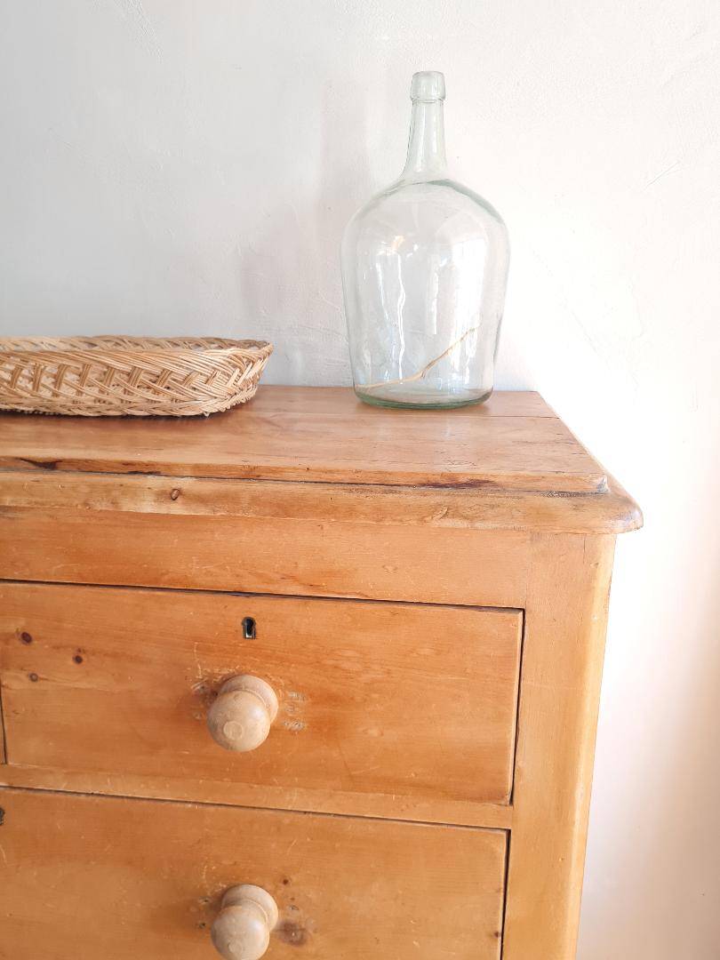 Antique English-style chest of drawers