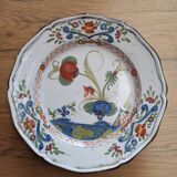 Assiette en faïence de l'est à décor d'une fleur de pavot à maturité
