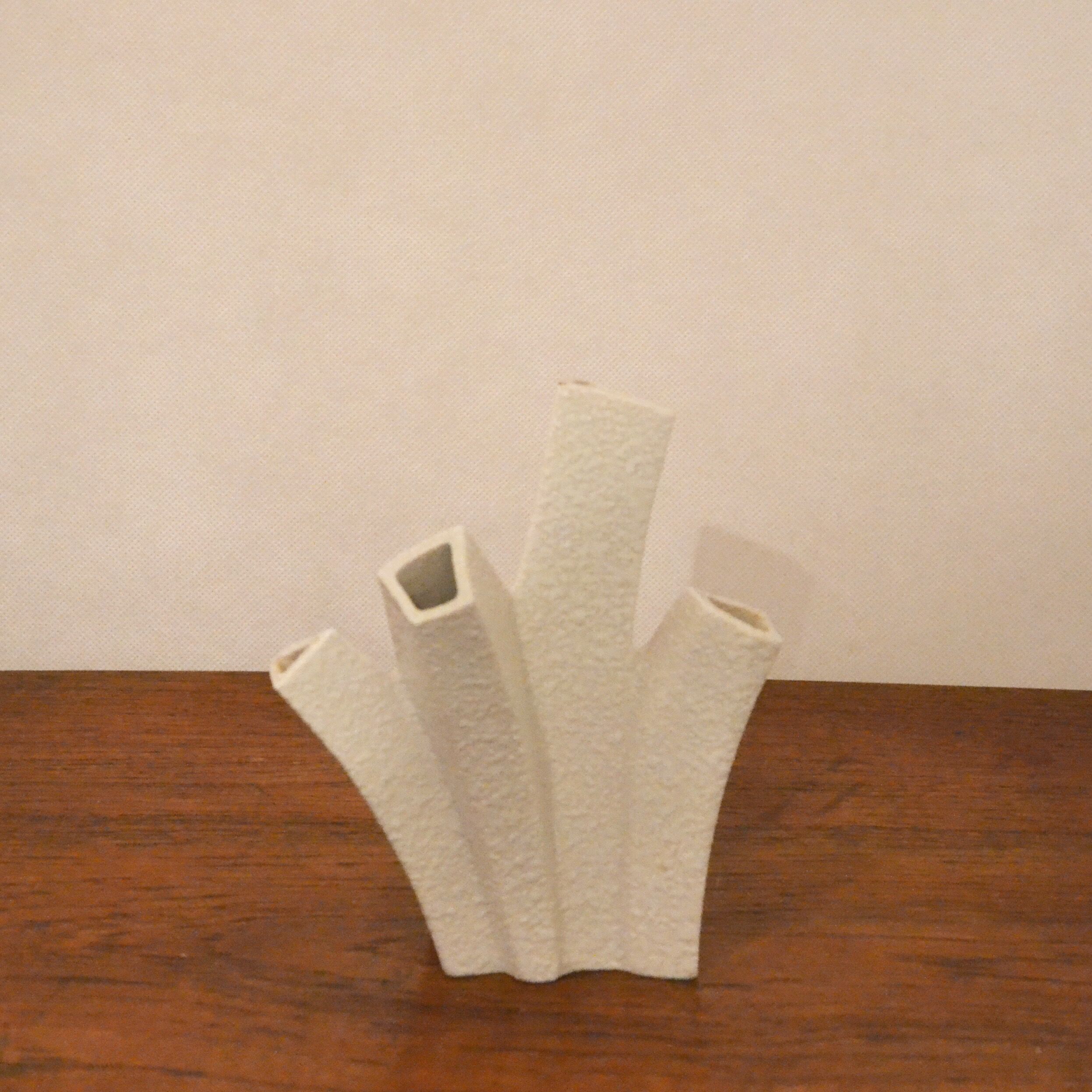 Vase solifore in biscuit